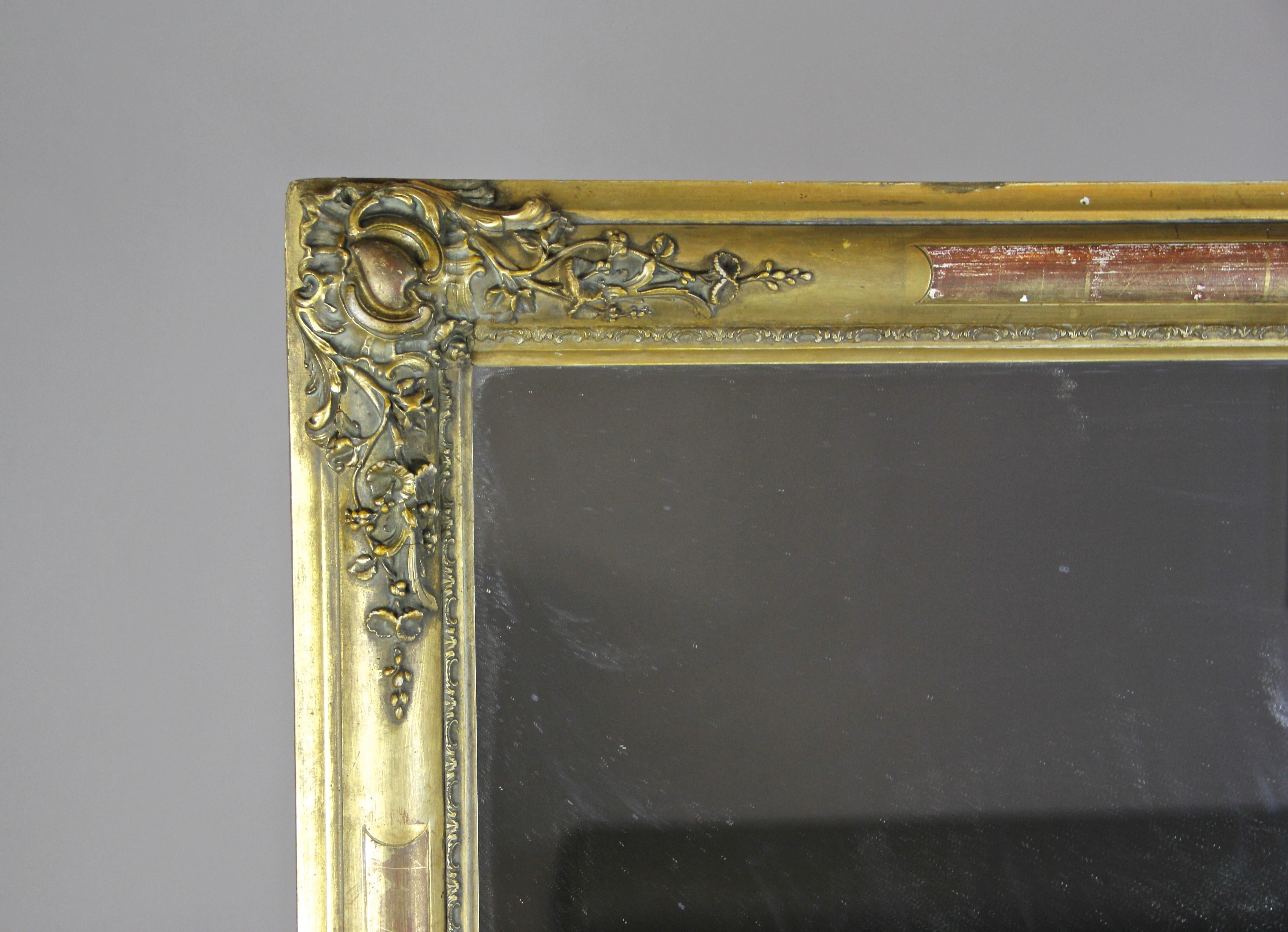 Aus Frankreich um 1820 stammt dieser fantastische vergoldete Biedermeier-Spiegel. Dieser atemberaubende Goldrahmen zeigt verschiedene Vergoldungstechniken wie Kompositionsgold und Blattgold. Wunderschöne florale Stuckarbeiten in jeder Ecke, verziert