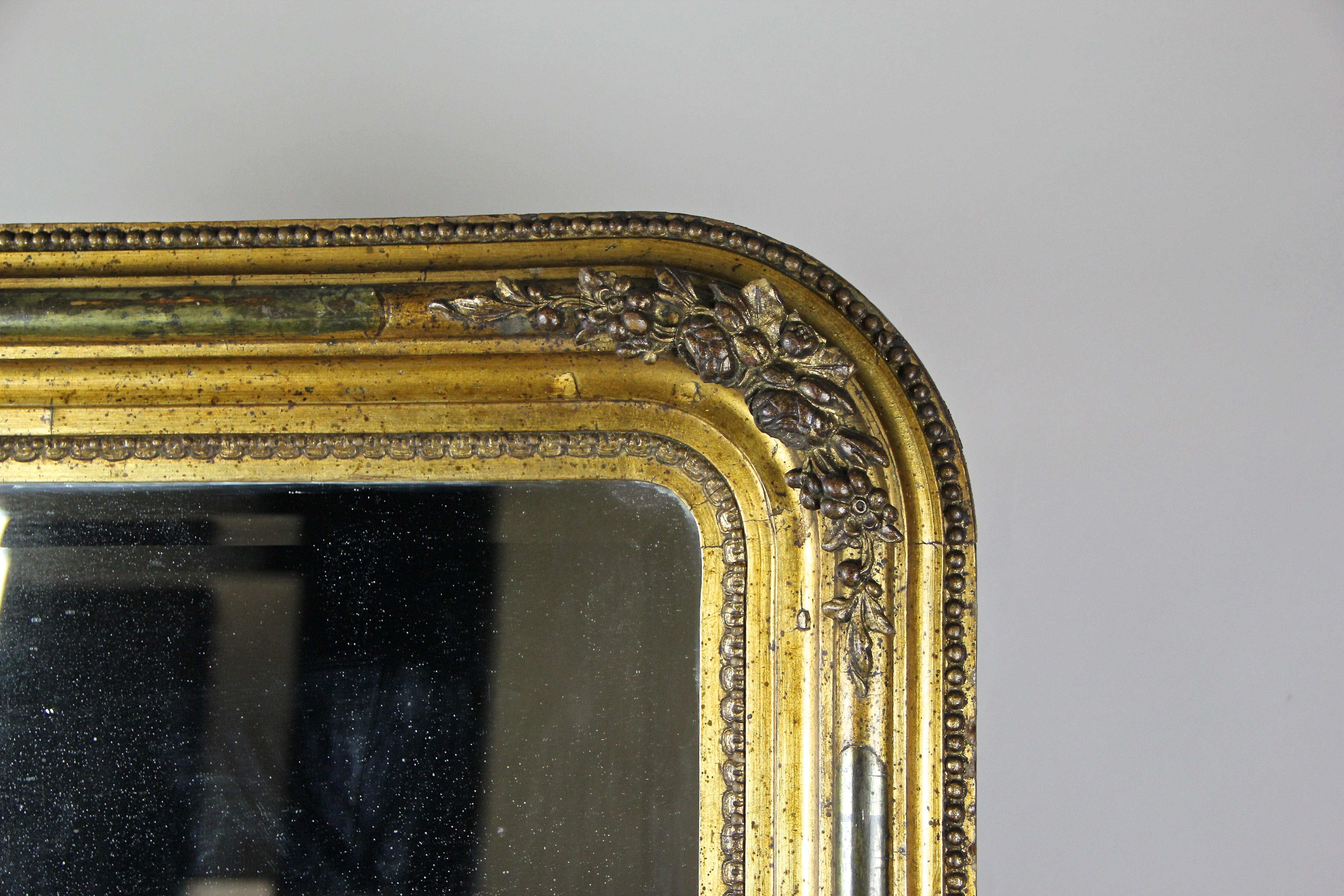 Gilt Biedermeier Wall Mirror with Stucco Works Rounded Corners, Austria ca. 1840 In Good Condition For Sale In Lichtenberg, AT