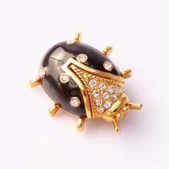 Broche coccinelle en émail noir doré avec accents en cristal par St. Johns, années 1990