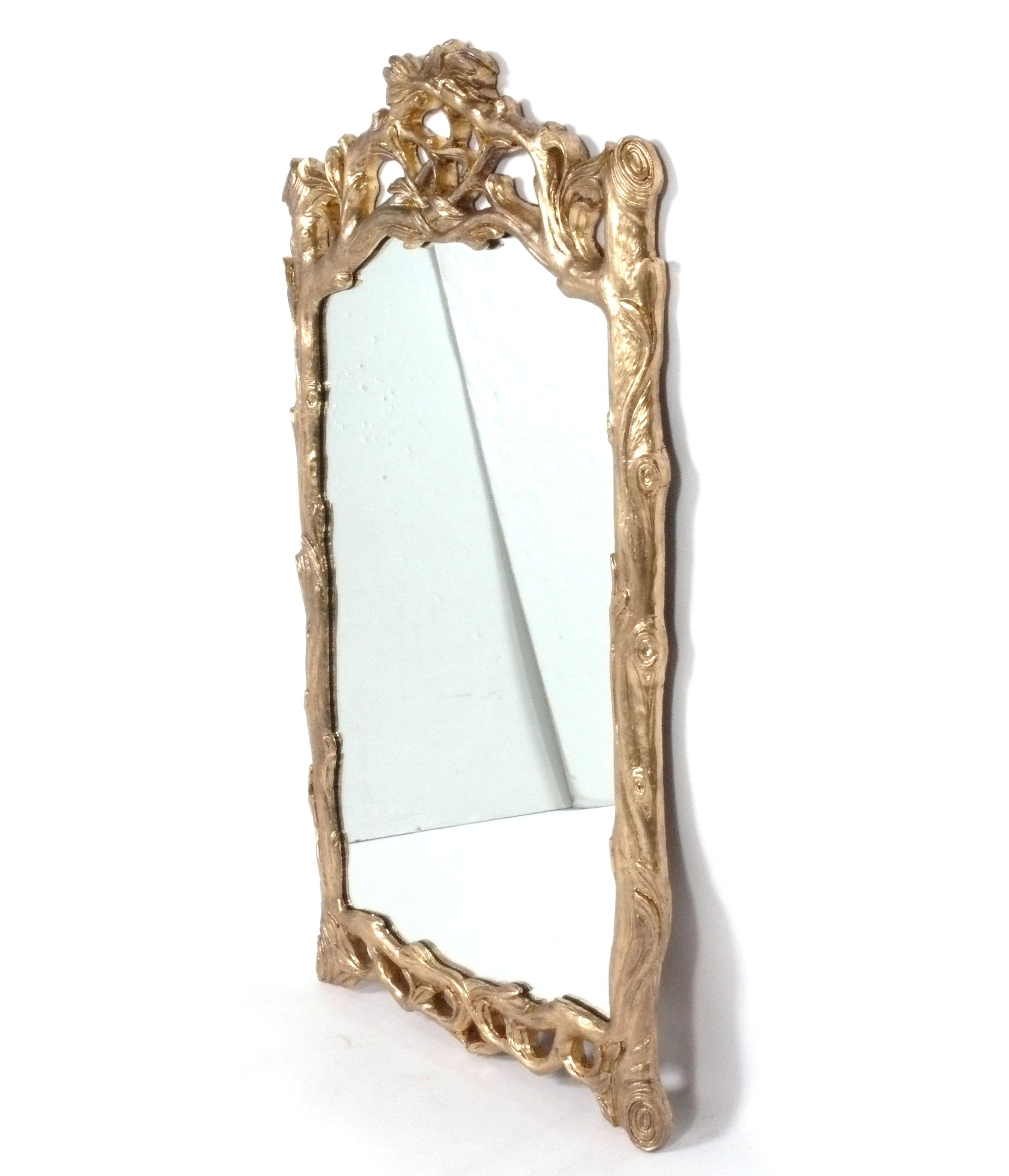 Miroir à branches dorées, américain, vers les années 1960. Merveilleuse patine du cadre doré et du verre miroir d'origine. Il mesure une hauteur impressionnante de 53,5 pouces et une largeur de 30,5 pouces.