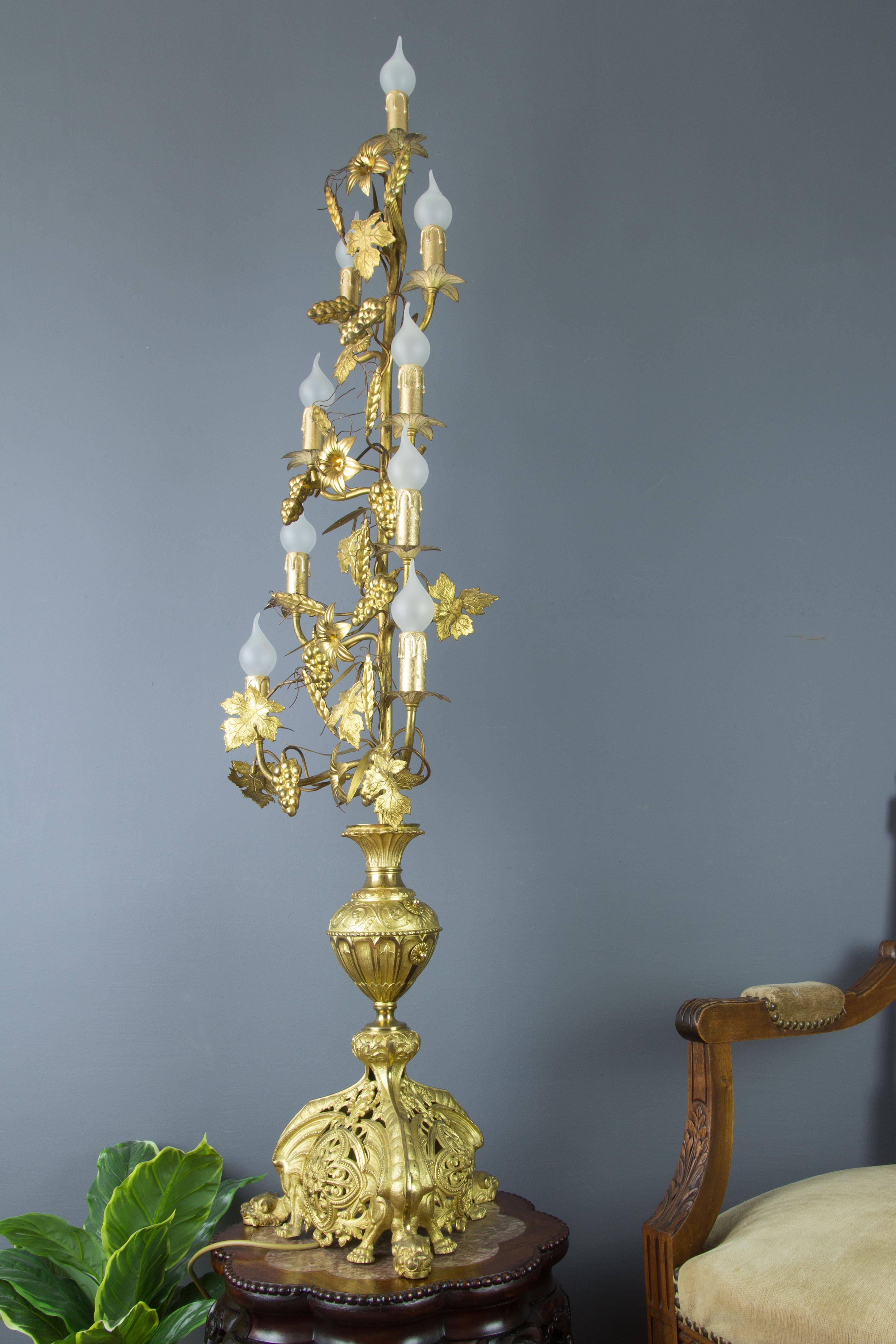 Candélabre français à neuf lumières en laiton doré et bronze électrifié, lampadaire en vente 2