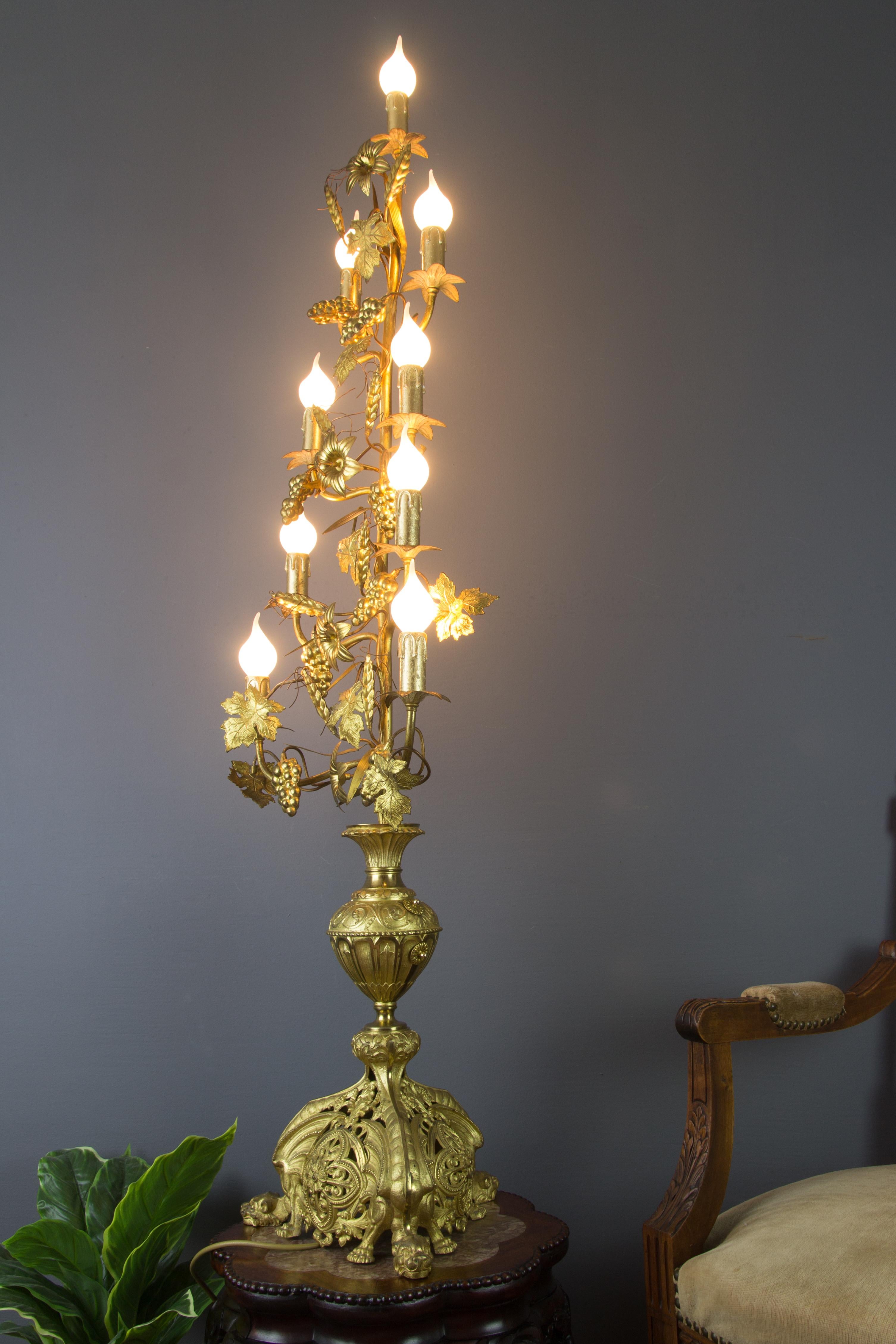 Candélabre français à neuf lumières en laiton doré et bronze électrifié, lampadaire en vente 3
