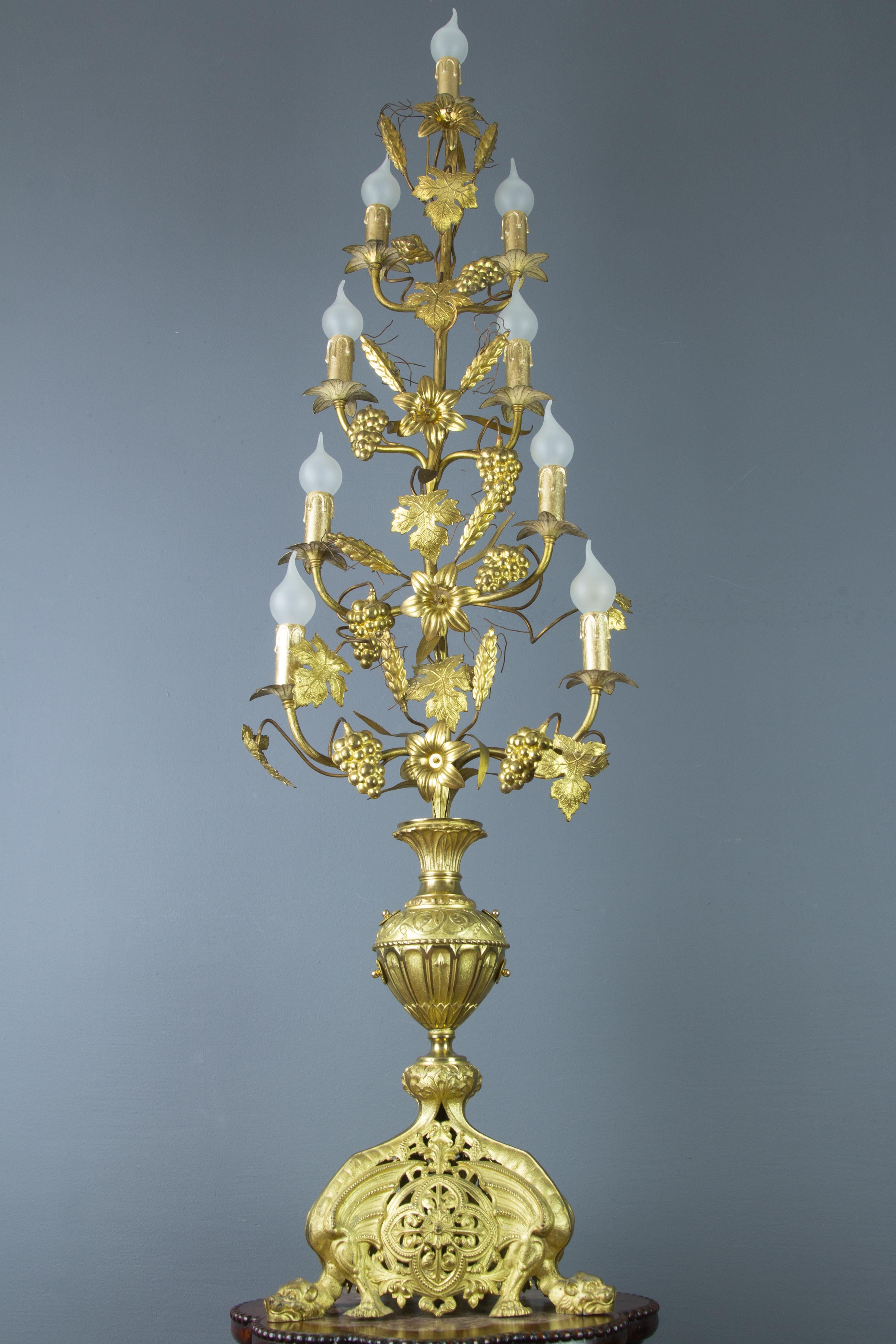 Candélabre français à neuf lumières en laiton doré et bronze électrifié, lampadaire en vente 4
