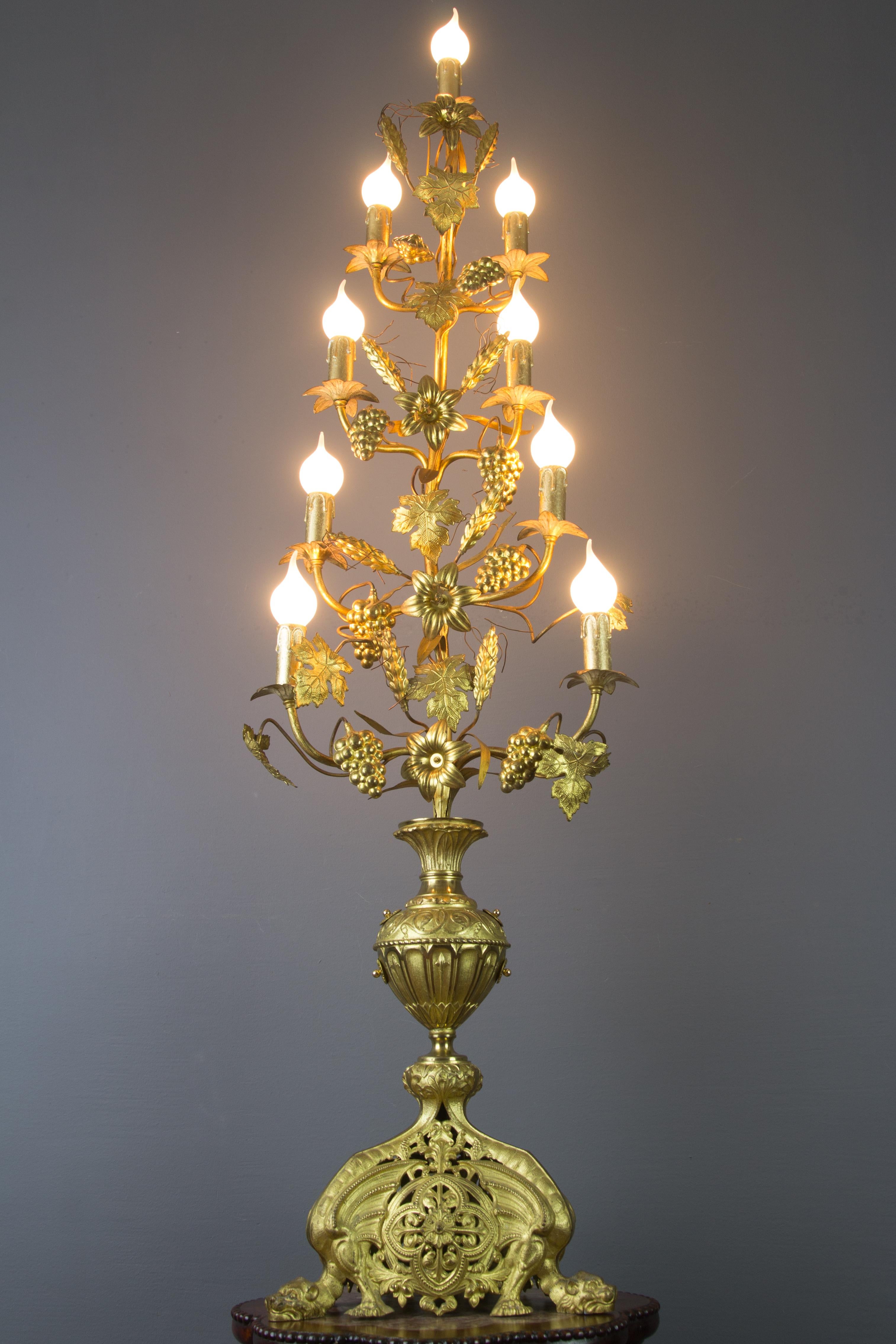 Candélabre français à neuf lumières en laiton doré et bronze électrifié, lampadaire en vente 5