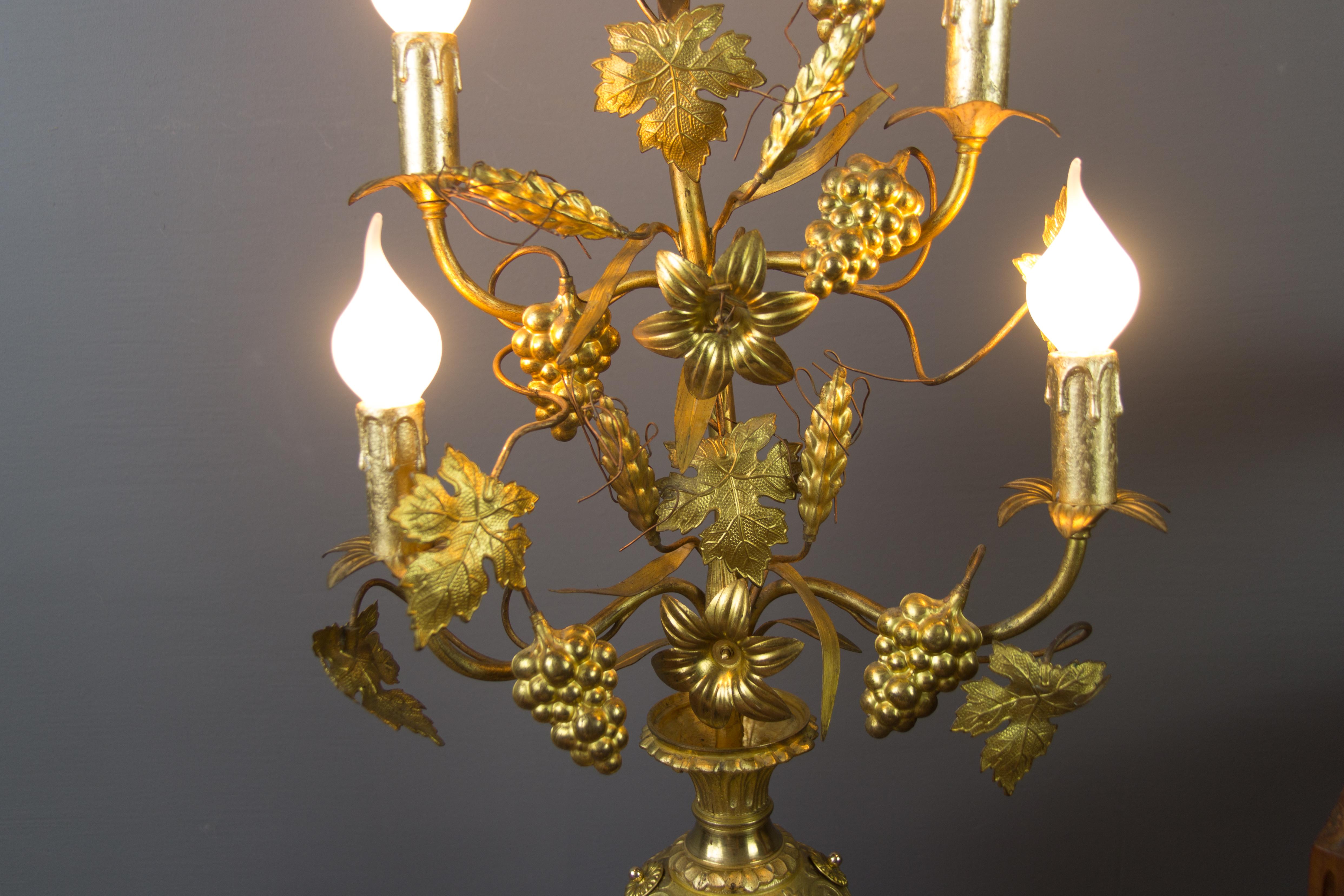 Candélabre français à neuf lumières en laiton doré et bronze électrifié, lampadaire en vente 7