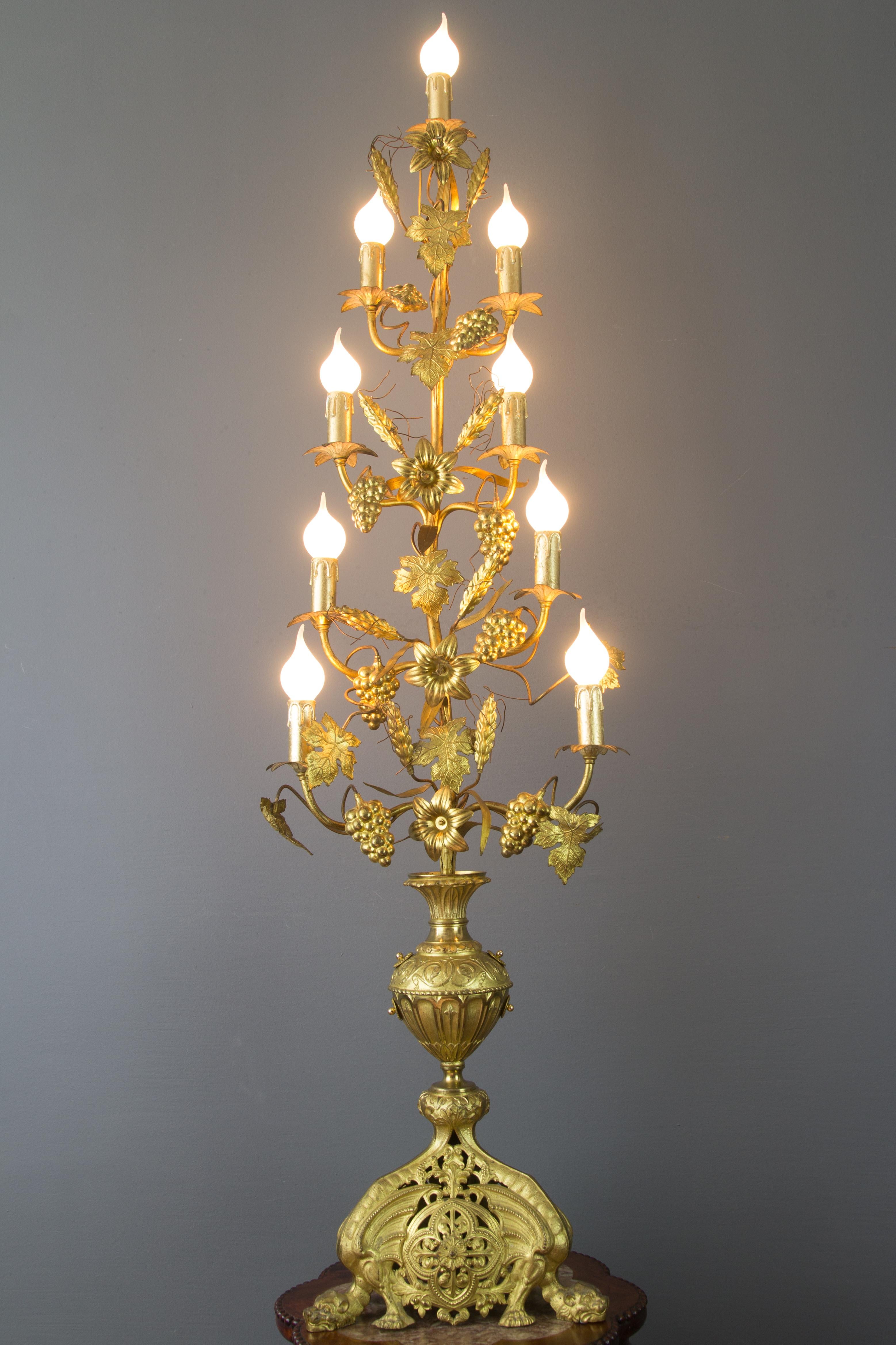 Candélabre français à neuf lumières en laiton doré et bronze électrifié, lampadaire en vente 12