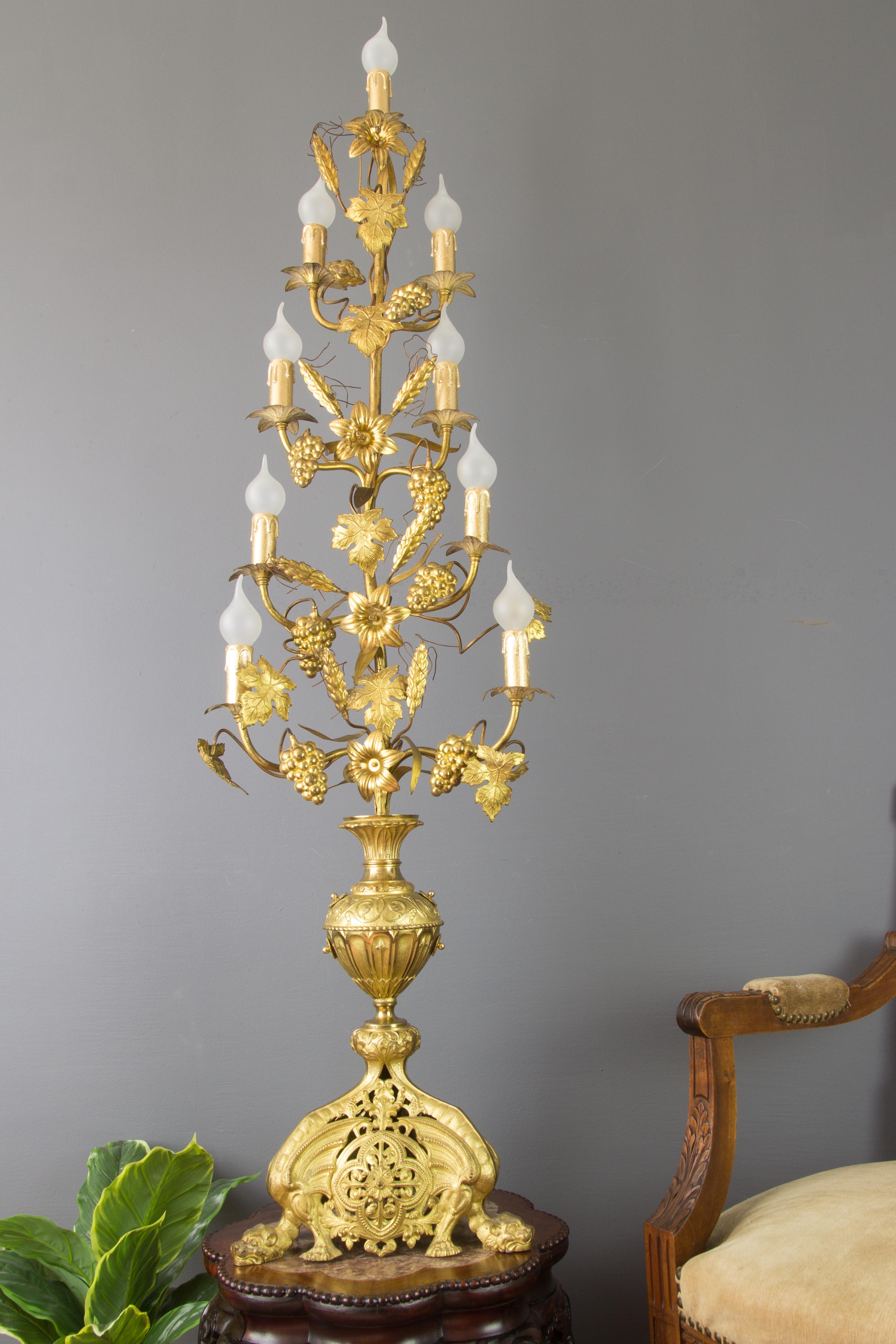Neunflammiger französischer Kandelaber aus vergoldetem Messing und Bronze, Stehlampe (Französisch) im Angebot