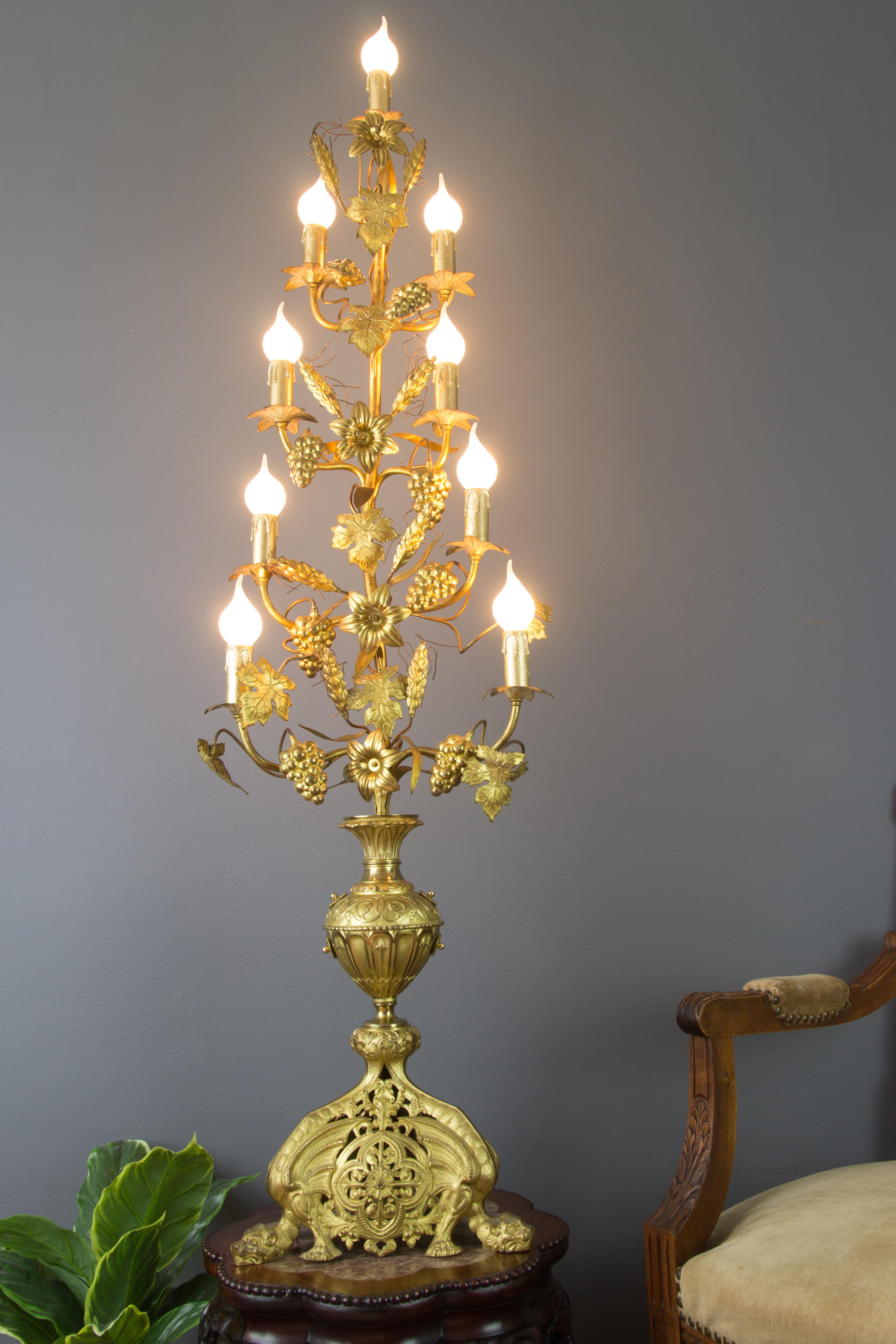 Doré Candélabre français à neuf lumières en laiton doré et bronze électrifié, lampadaire en vente