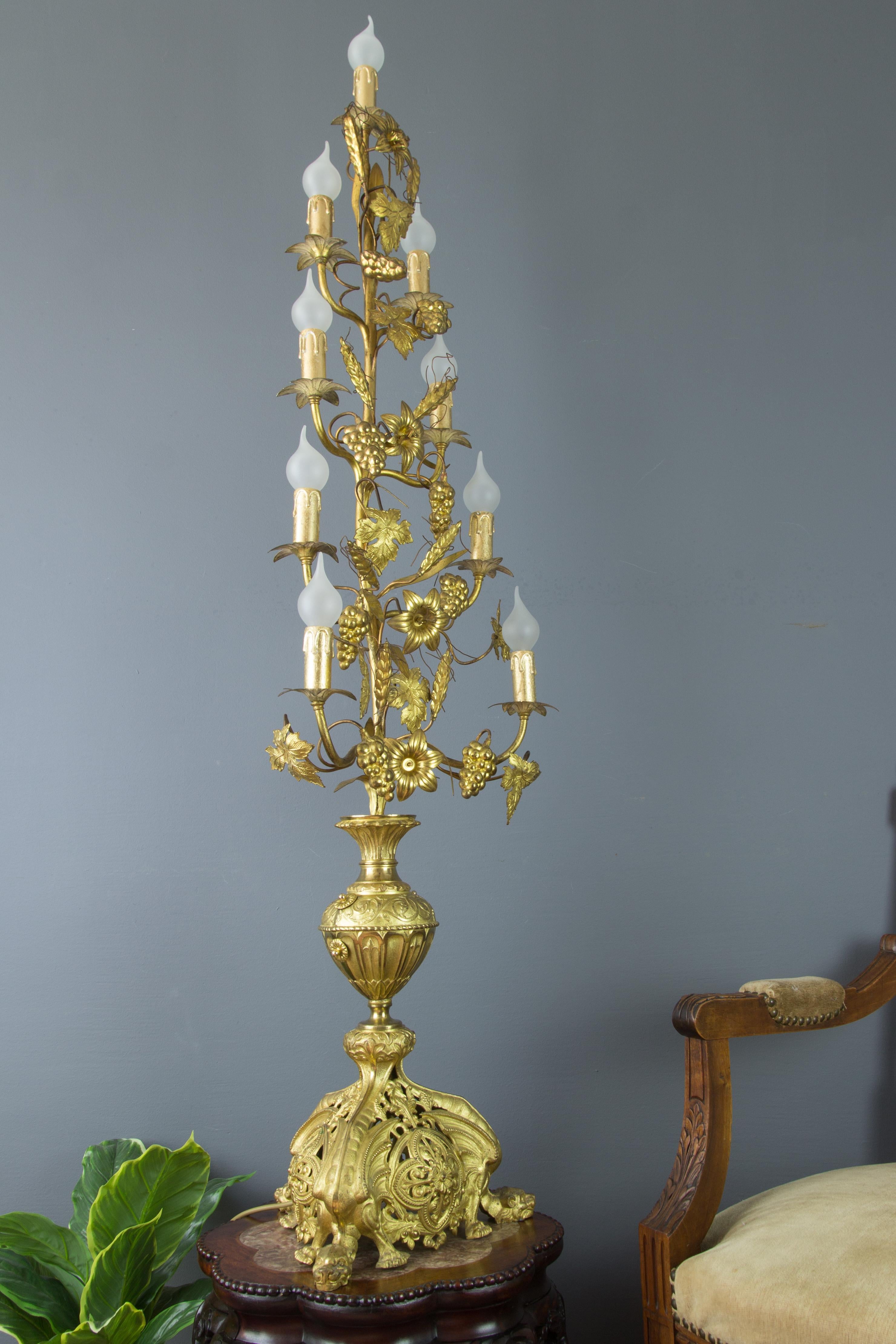 Candélabre français à neuf lumières en laiton doré et bronze électrifié, lampadaire Bon état - En vente à Barntrup, DE