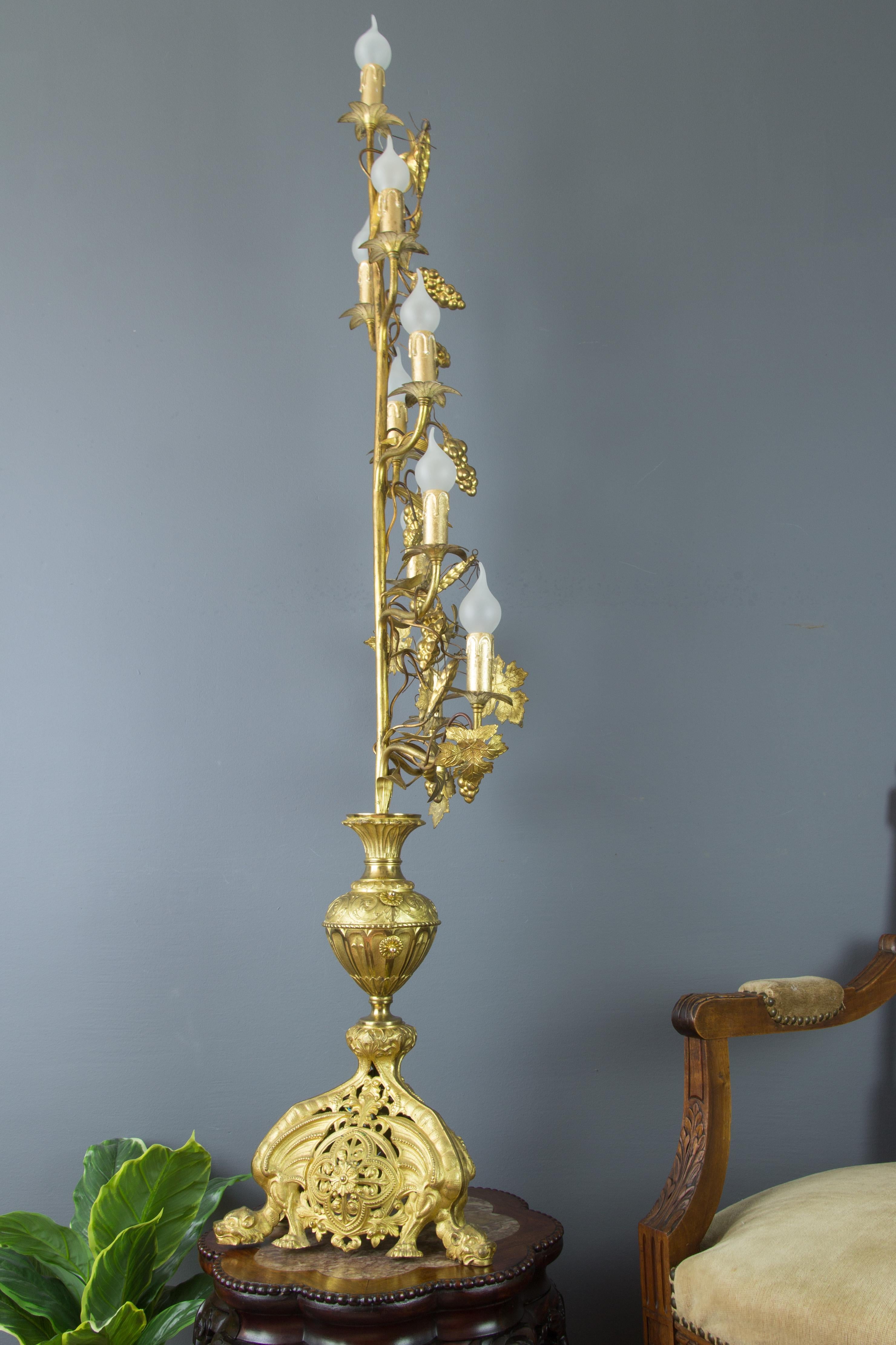 20ième siècle Candélabre français à neuf lumières en laiton doré et bronze électrifié, lampadaire en vente