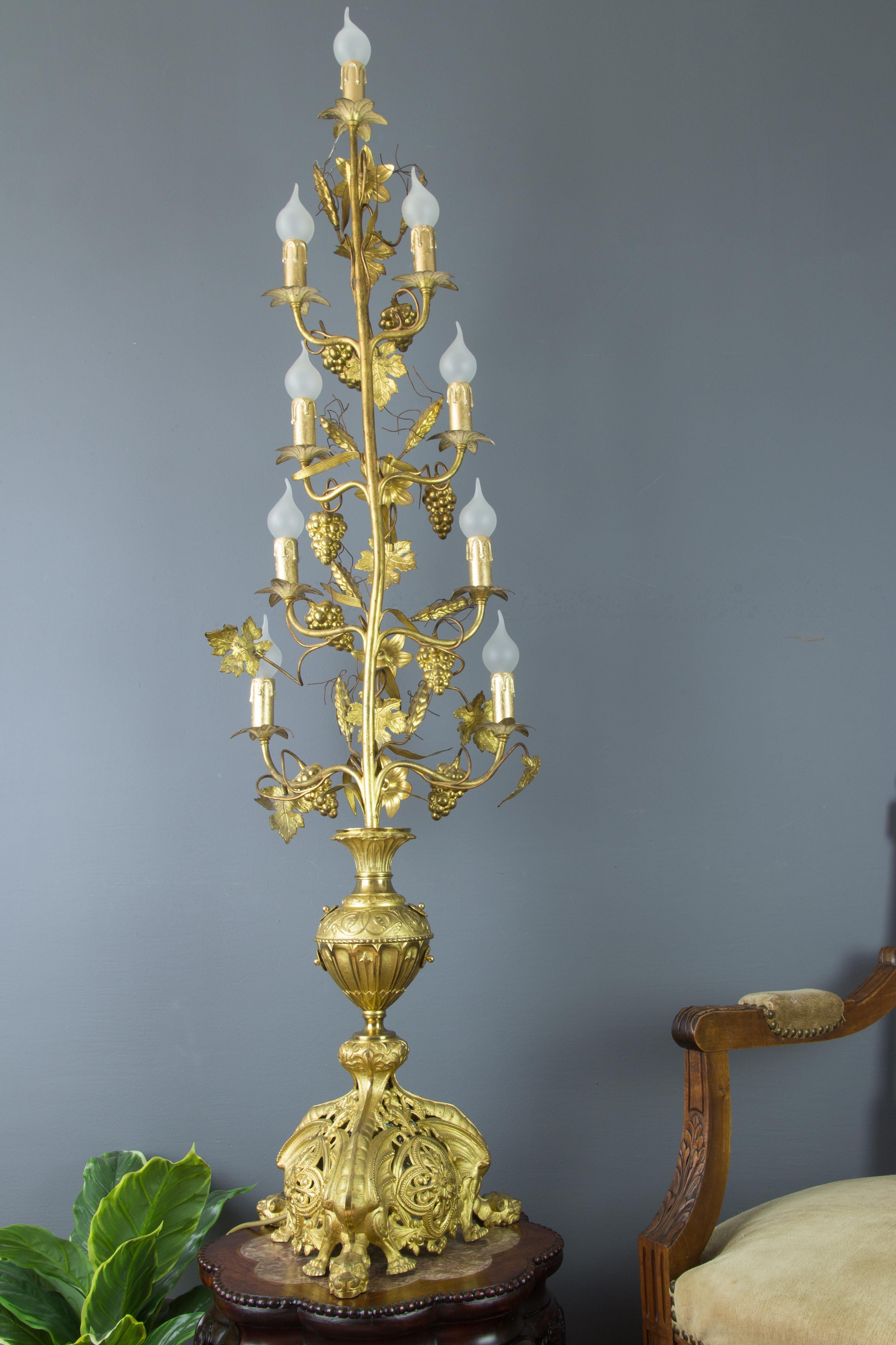Bronze Candélabre français à neuf lumières en laiton doré et bronze électrifié, lampadaire en vente