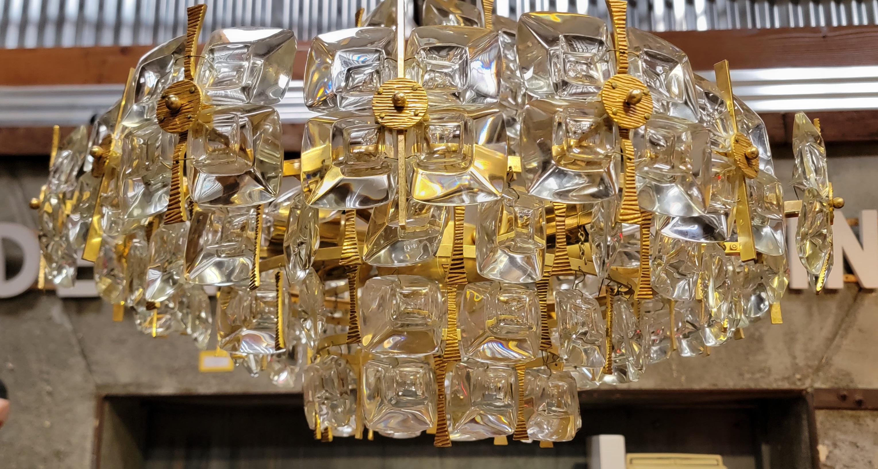 Hollywood Regency Gilt Brass and Crystal Chandelier Sciolari Design by Palwa 1970s For Sale
