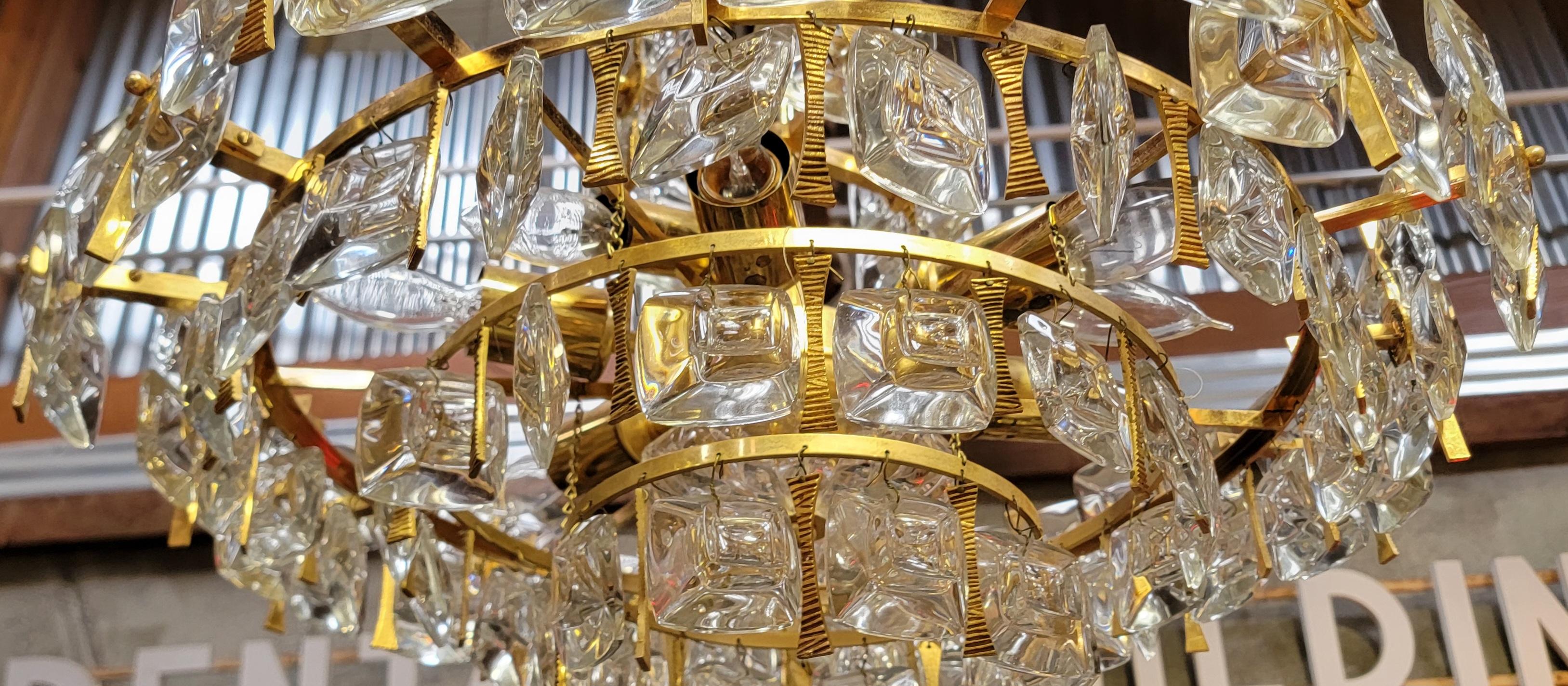 Gilt Brass and Crystal Chandelier Sciolari Design by Palwa 1970s In Good Condition For Sale In Fulton, CA