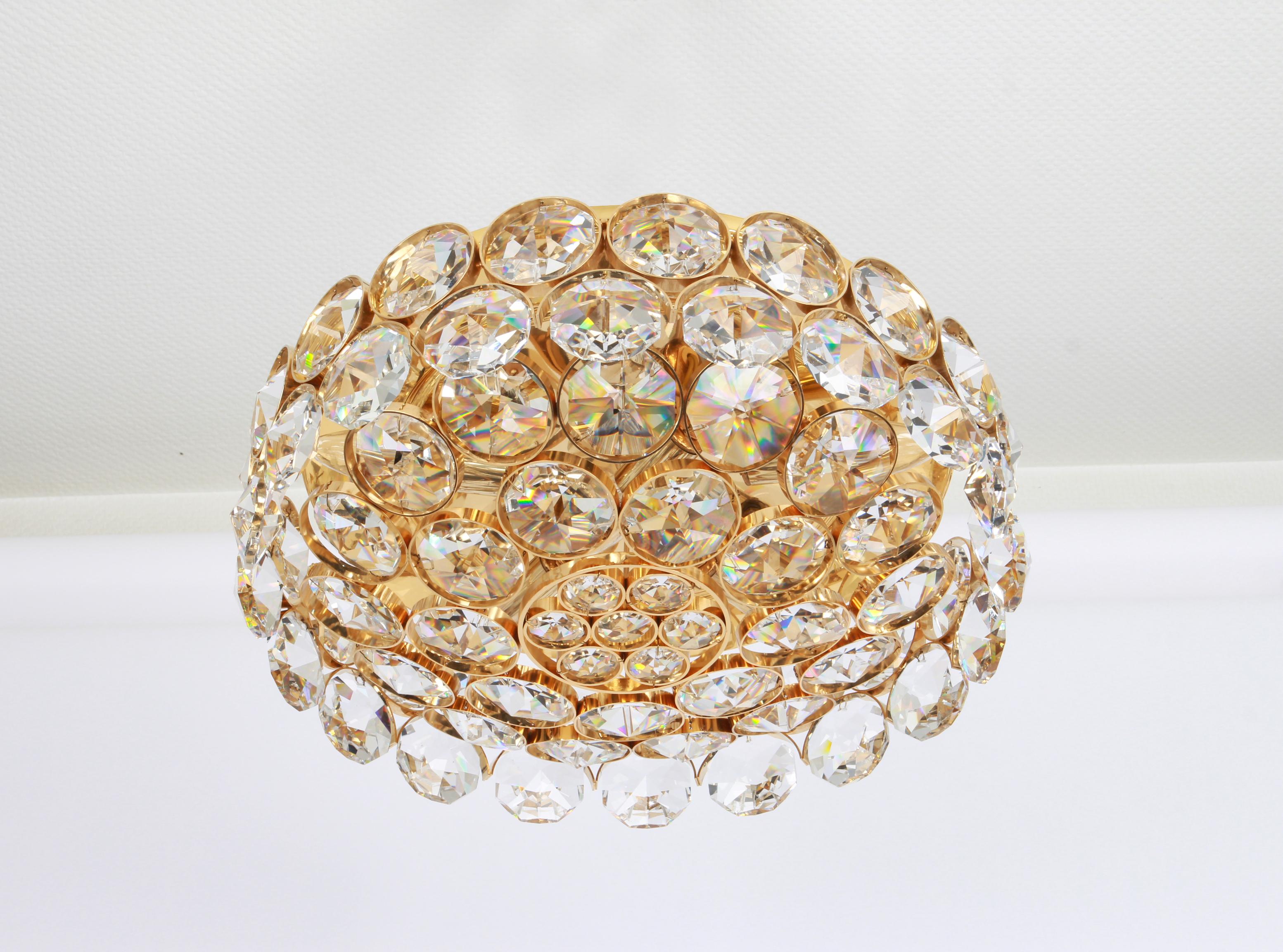 Lampadario in ottone dorato e cristallo incrostato di Palwa, Germania, anni '70 in vendita 1