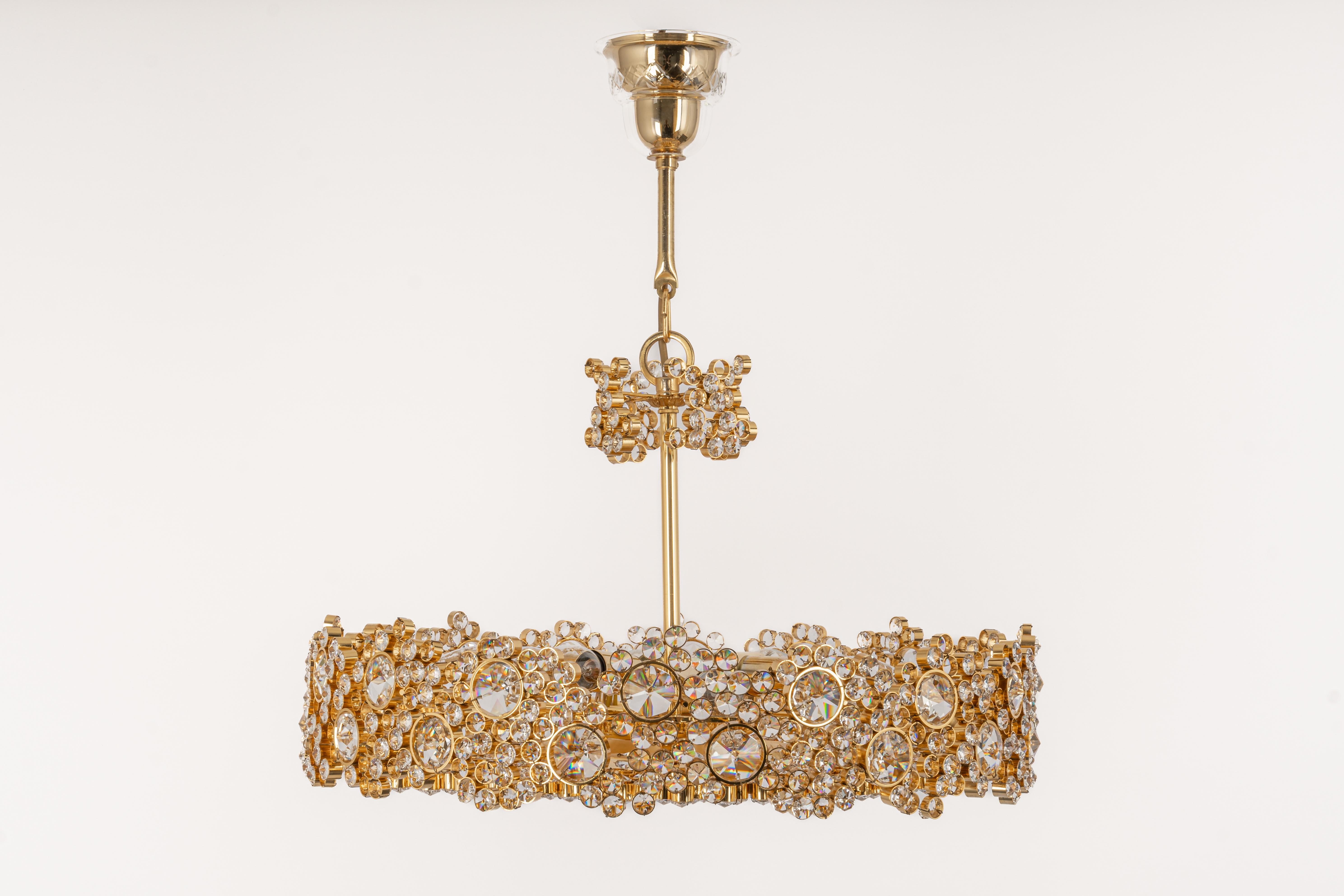 A wonderful and high-quality gilded chandelier/pendant light fixture by Palwa (Palme & Walter), Germany, 1970s

It is made of a 24-carat gold-plated brass frame decorated with hundreds of cut crystal glass. The bottom is made of a round cut glass