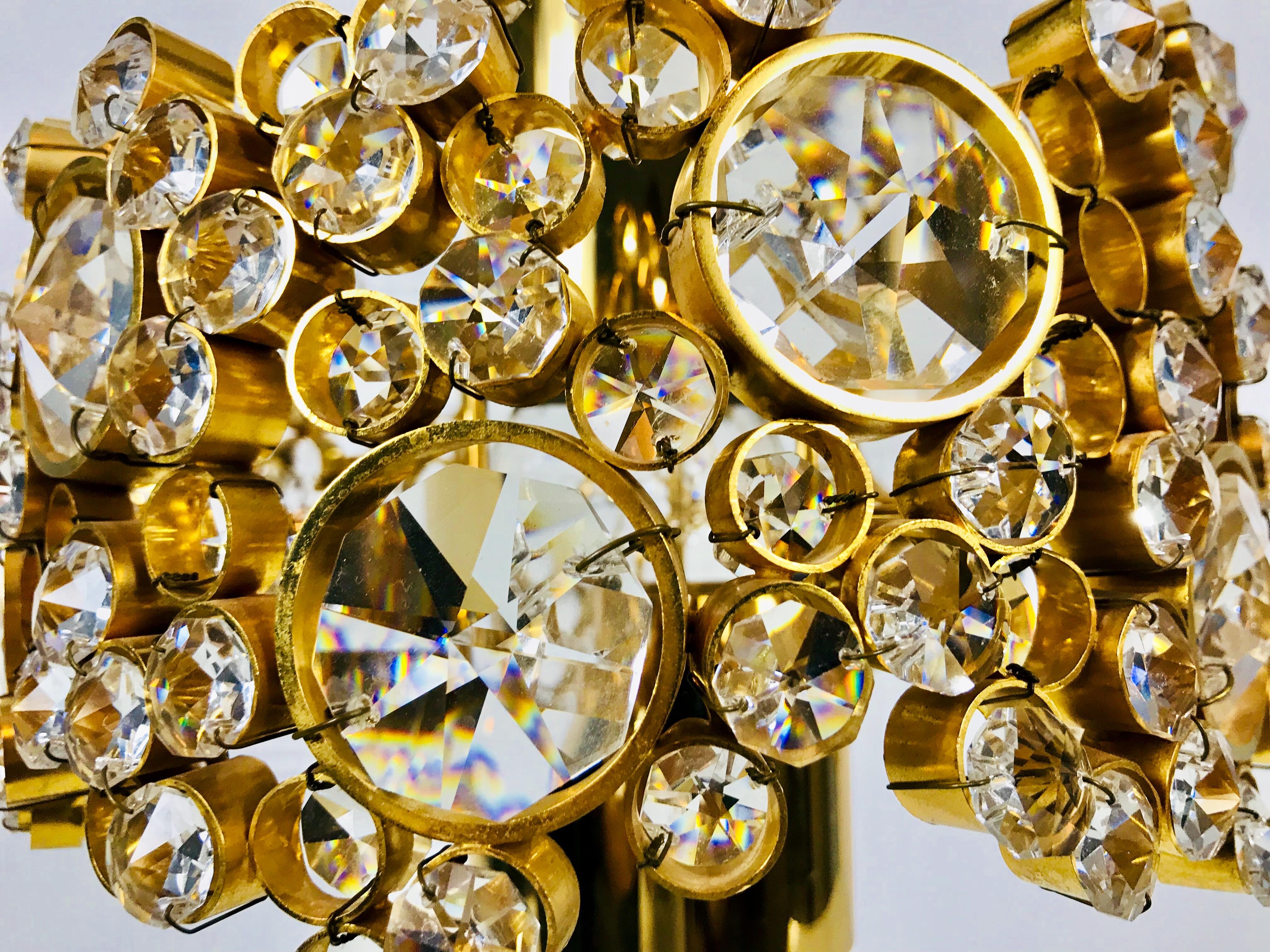 Kronleuchter aus vergoldetem Messing und Kristallglas von Palwa, Deutschland, 1970er Jahre (Ende des 20. Jahrhunderts) im Angebot