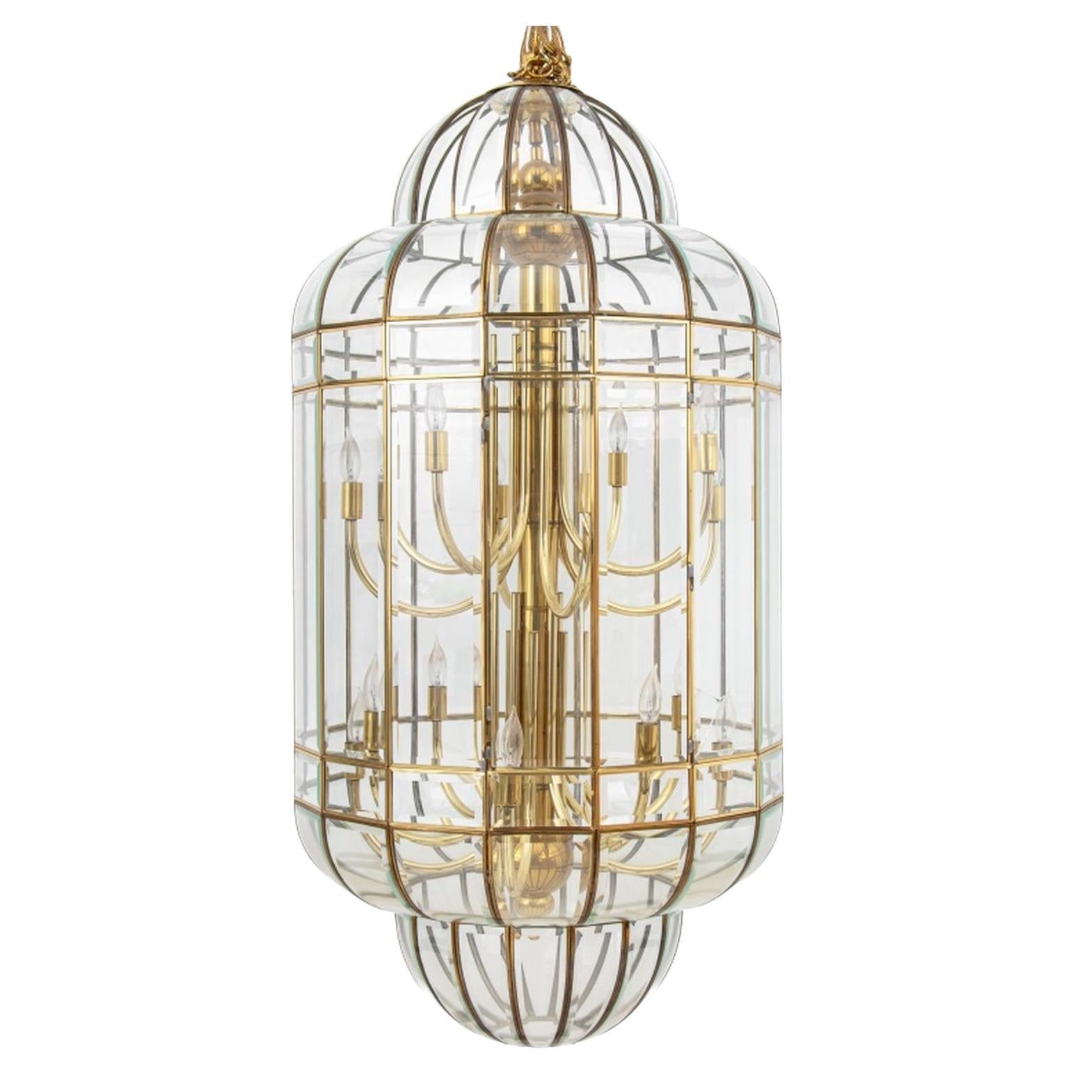 Vergoldetes Messing und Glas Käfig Zwei-Tier-Kronleuchter, 20. Jahrhundert, zwei Reihen von acht Zweigen, die von einer mehrarmigen zentralen Säule, Kerzenhalter Stil Leuchten, in abgeschrägten Glasscheiben in einem Messingrahmen untergebracht. Eine