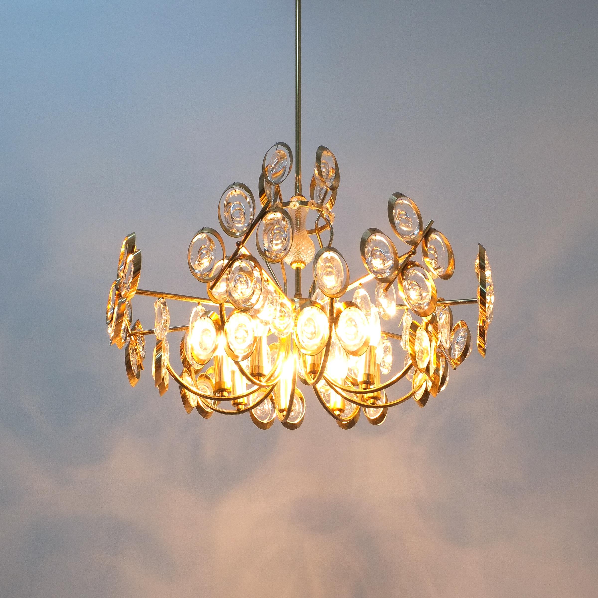 Delicata lampada Palwa composta da pezzi di vetro ovali simili a gioielli e ferramenta in ottone dorato. Il lampadario è stato pulito e lucidato professionalmente. Dispone di 8 lampadine da 40W ciascuna. Compatibile con i led. Le misure sono 24,5 