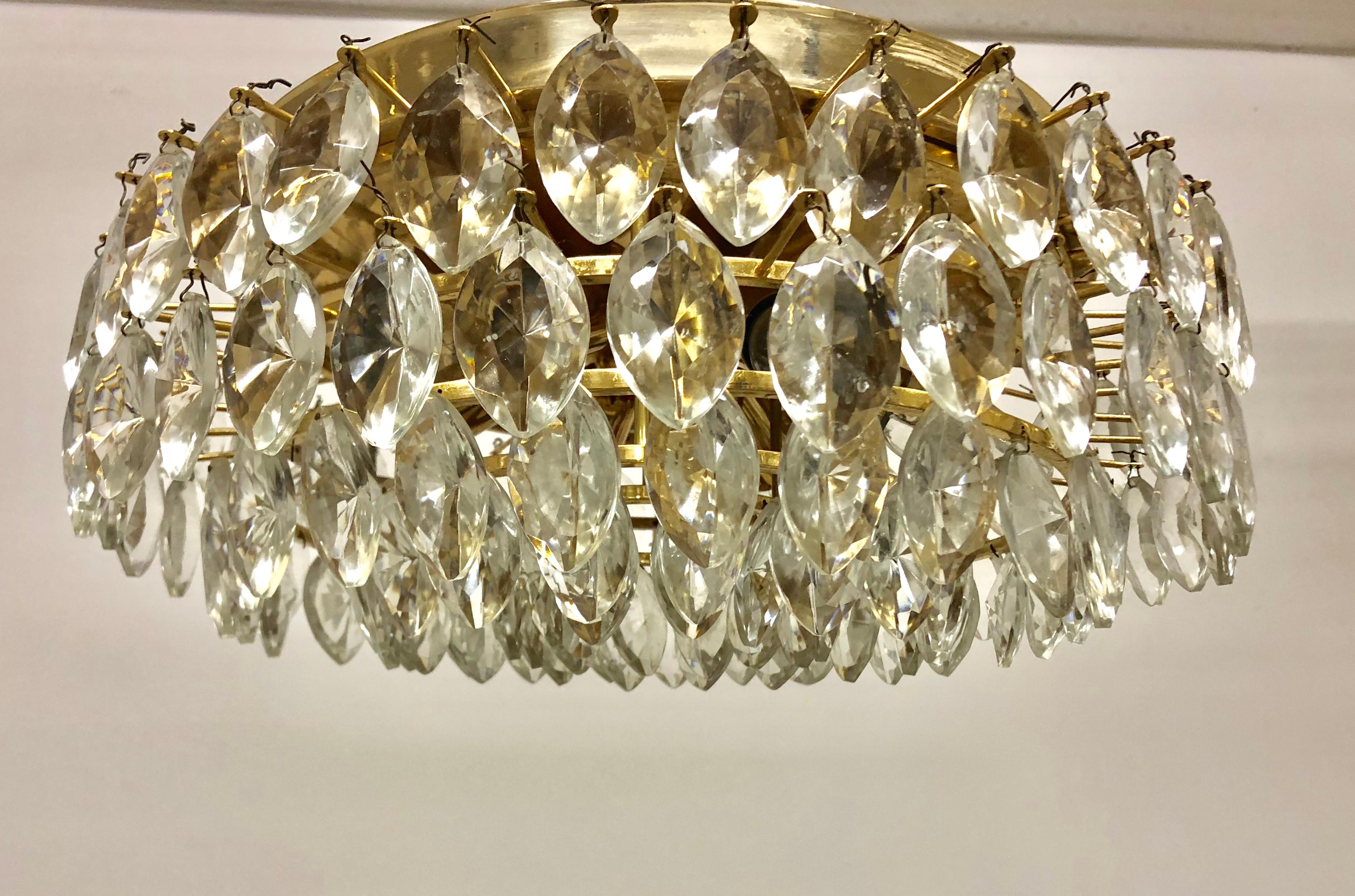 Une monture de chasse à six lumières en laiton doré et verre taillé par Lobmeyr, Autriche, Vienne,  vers les années 1960. 1960s.
Douille : Six douilles E14 (Edison) pour ampoules à vis standard.
En excellent état.