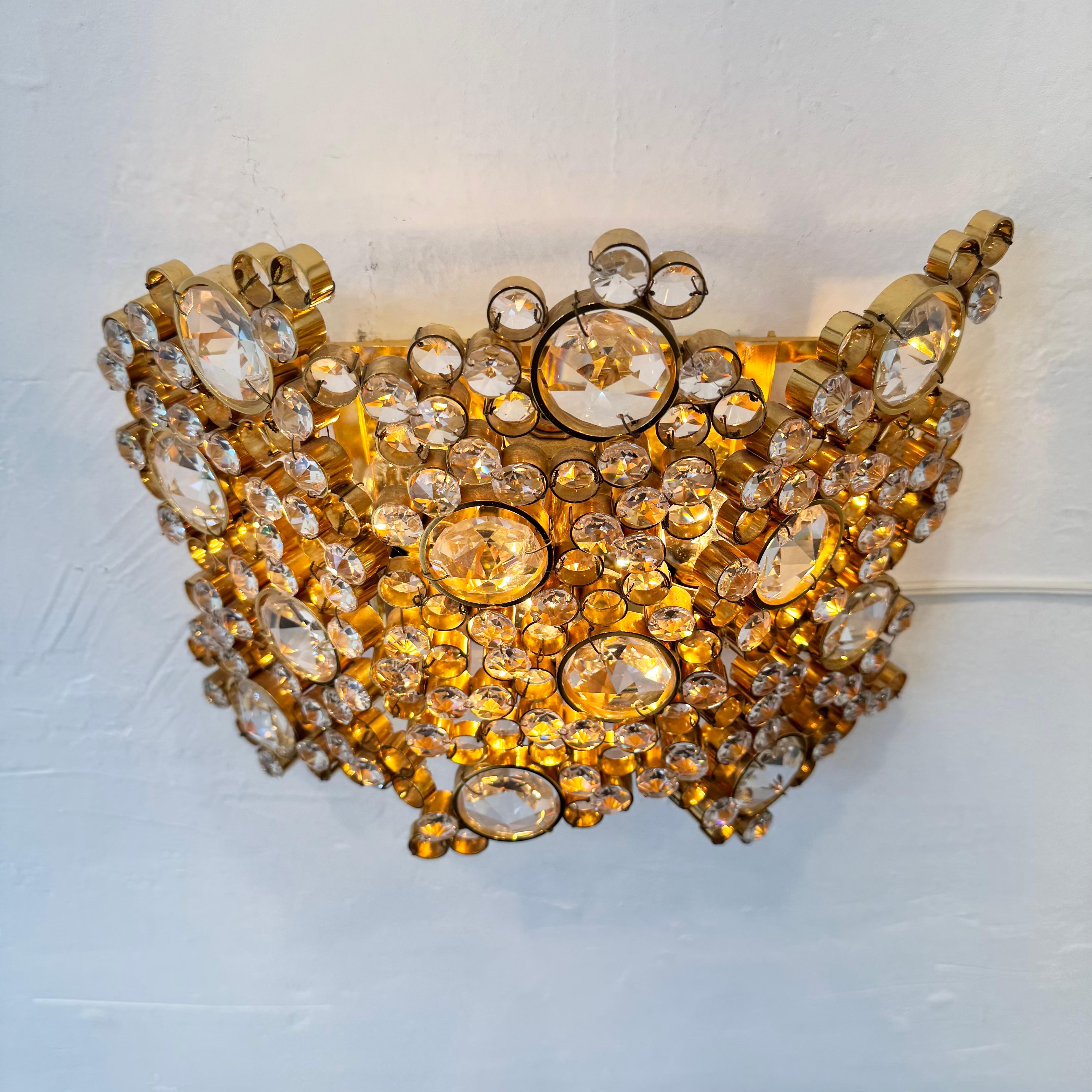 Lámpara de bronce dorado y cristal de Palwa, años 60 Alemania mediados del siglo XX en venta