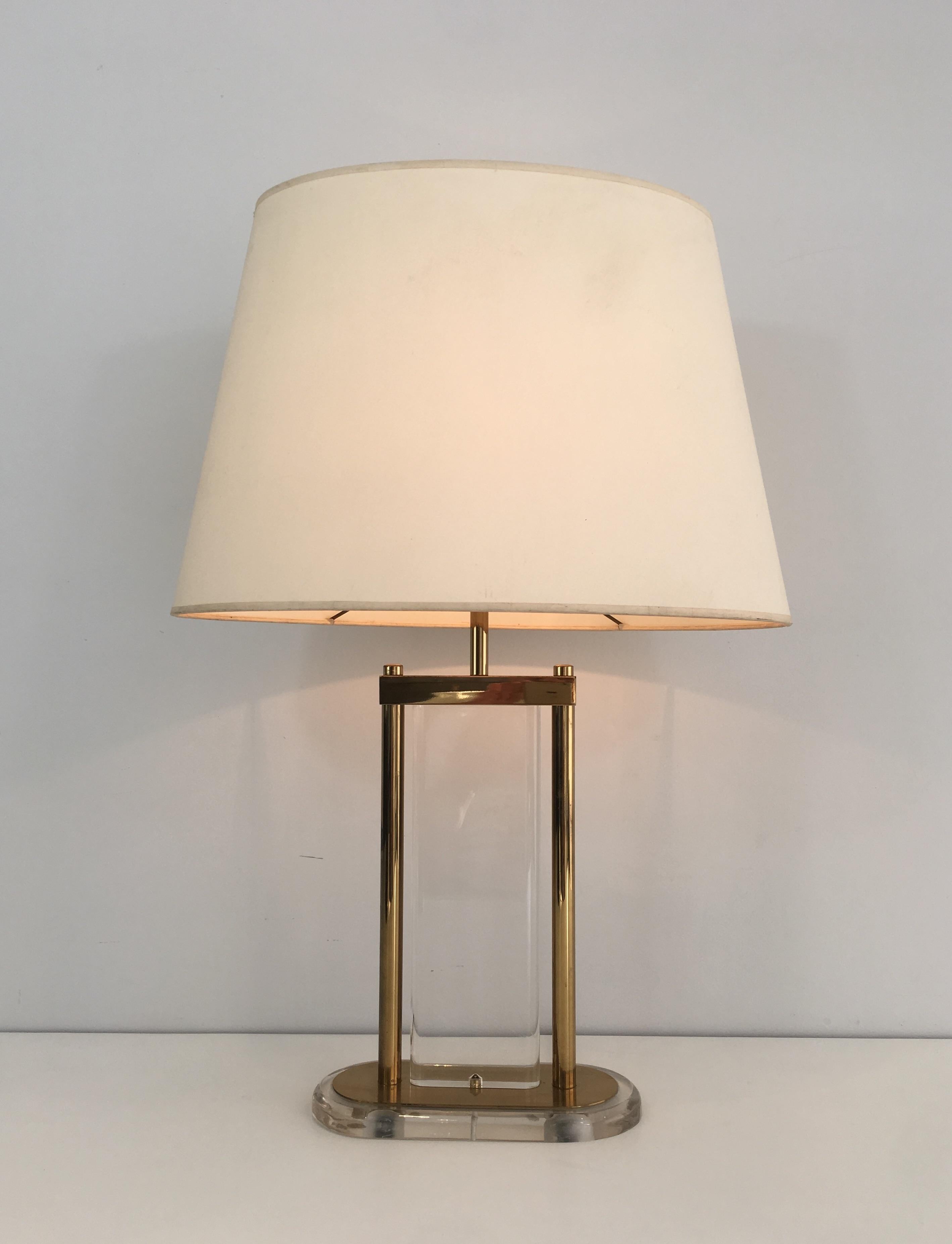 This nice design table lamp is made of brass and Lucite. This is a French work, circa 1970.