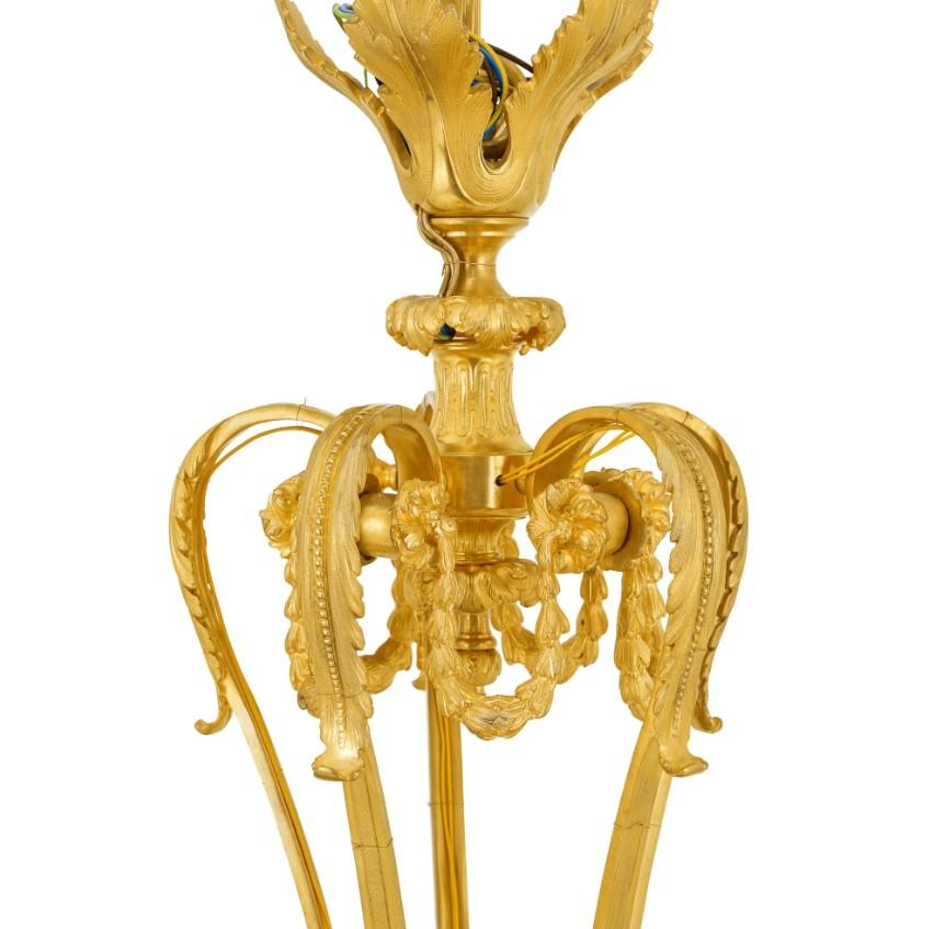 
L'anima del lampadario è realizzata in ottone cesellato, un materiale scelto per la sua durata e malleabilità, che permette agli artigiani di modellare con precisione dettagli intricati.  Questa struttura in ottone viene poi avvolta da uno strato