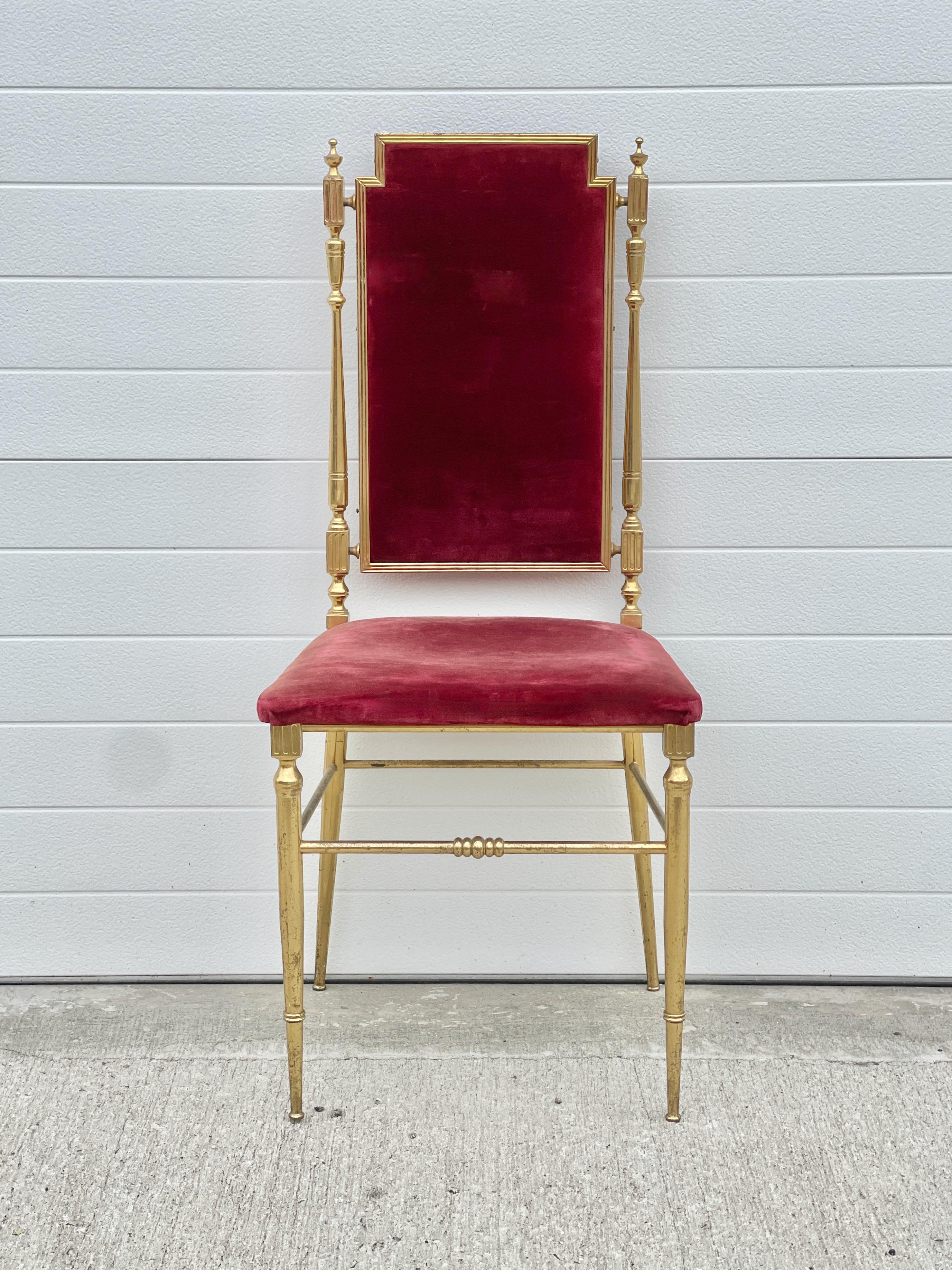 Chaise Chiavari de style néoclassique en laiton doré avec revêtement d'origine en velours rouge bordeaux, vers 1955.
Le laiton est laqué ou doré, ce qui lui confère un aspect riche et raffiné.


Au centre du dossier de la chaise se trouve un panneau