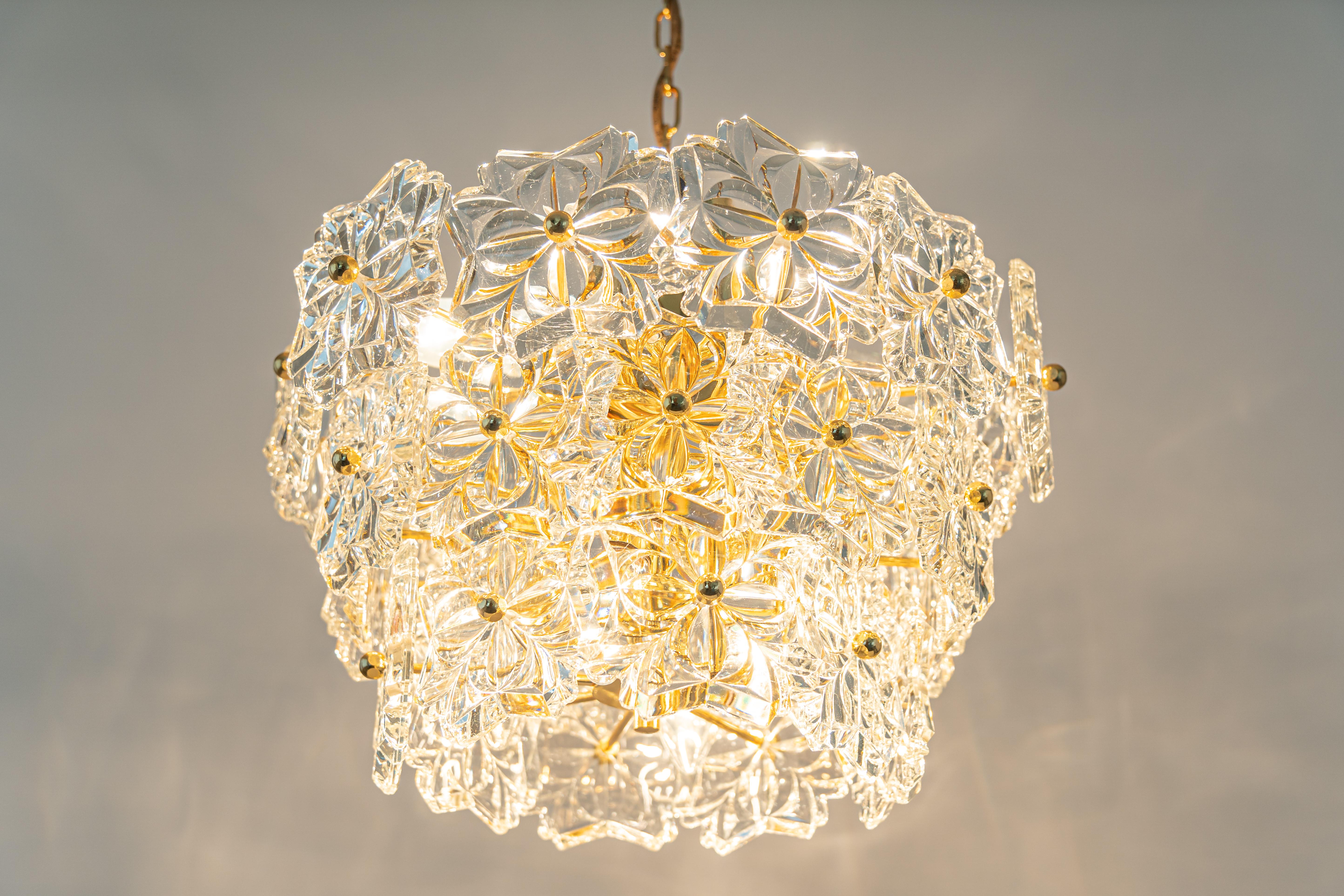 Gilt Brass, Crystal Glass Chandelier, Germany, 1970s In Good Condition For Sale In Aachen, NRW