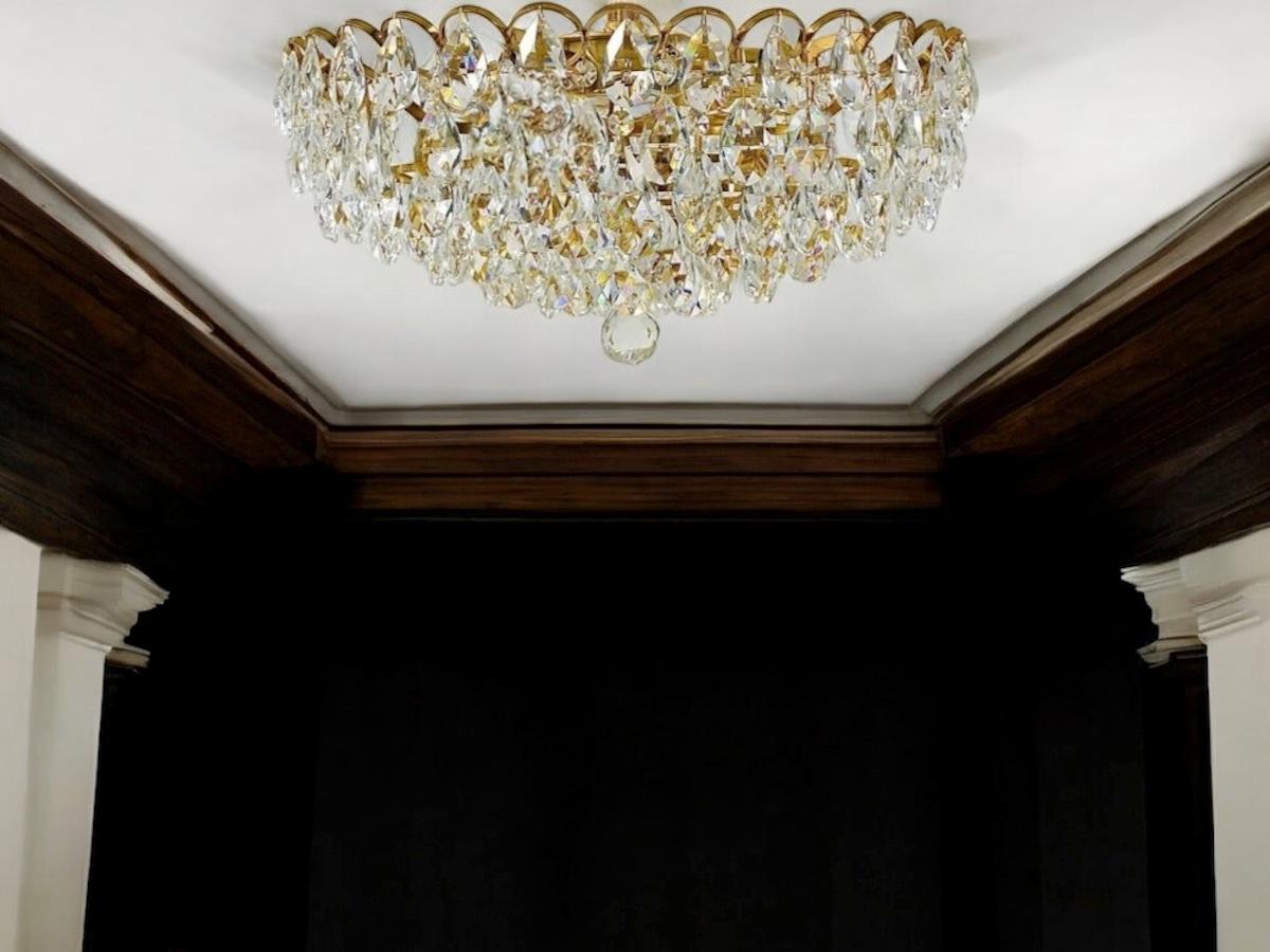 Grande lampadario a 7 livelli da incasso con vetro in cristallo tagliato e struttura in ottone placcato oro di Palwa, Germania, anni '70. Con una moltitudine di bicchieri di cristallo tagliato. È possibile installare questo apparecchio in tutti i