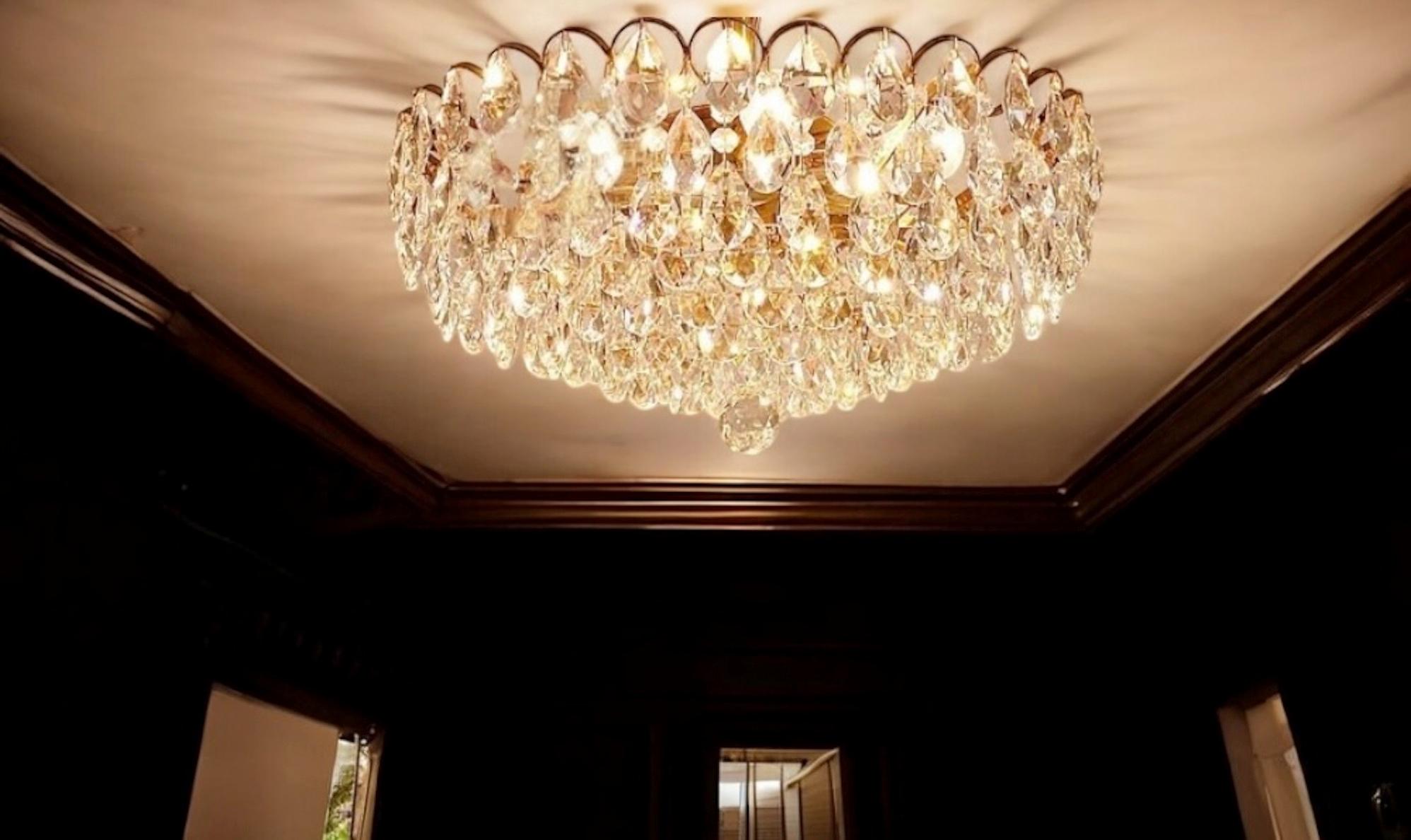 Hollywood Regency Lampadario da incasso in ottone dorato e vetro tagliato di Palwa Germany, anni '70 in vendita