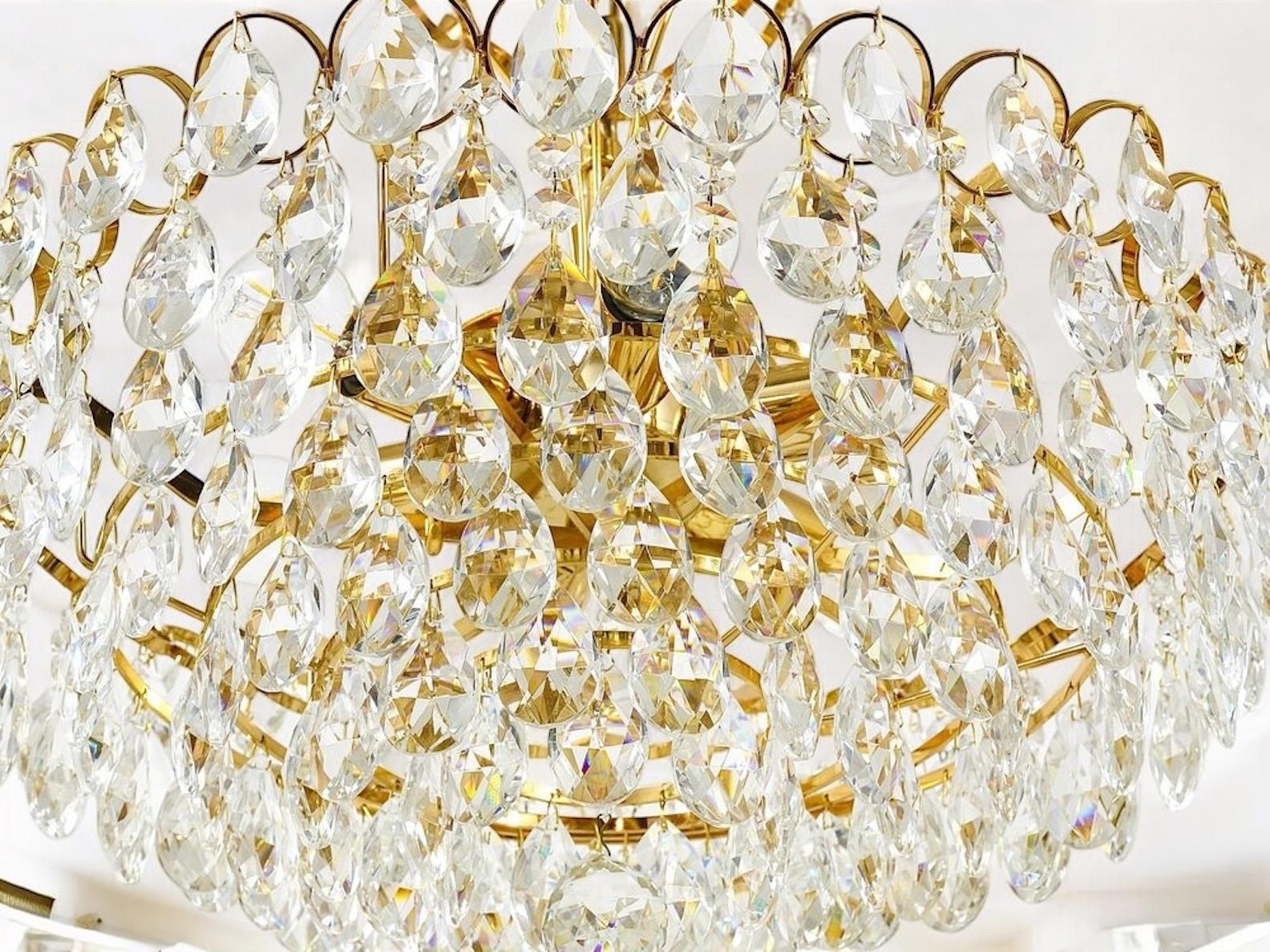 Tedesco Lampadario da incasso in ottone dorato e vetro tagliato di Palwa Germany, anni '70 in vendita