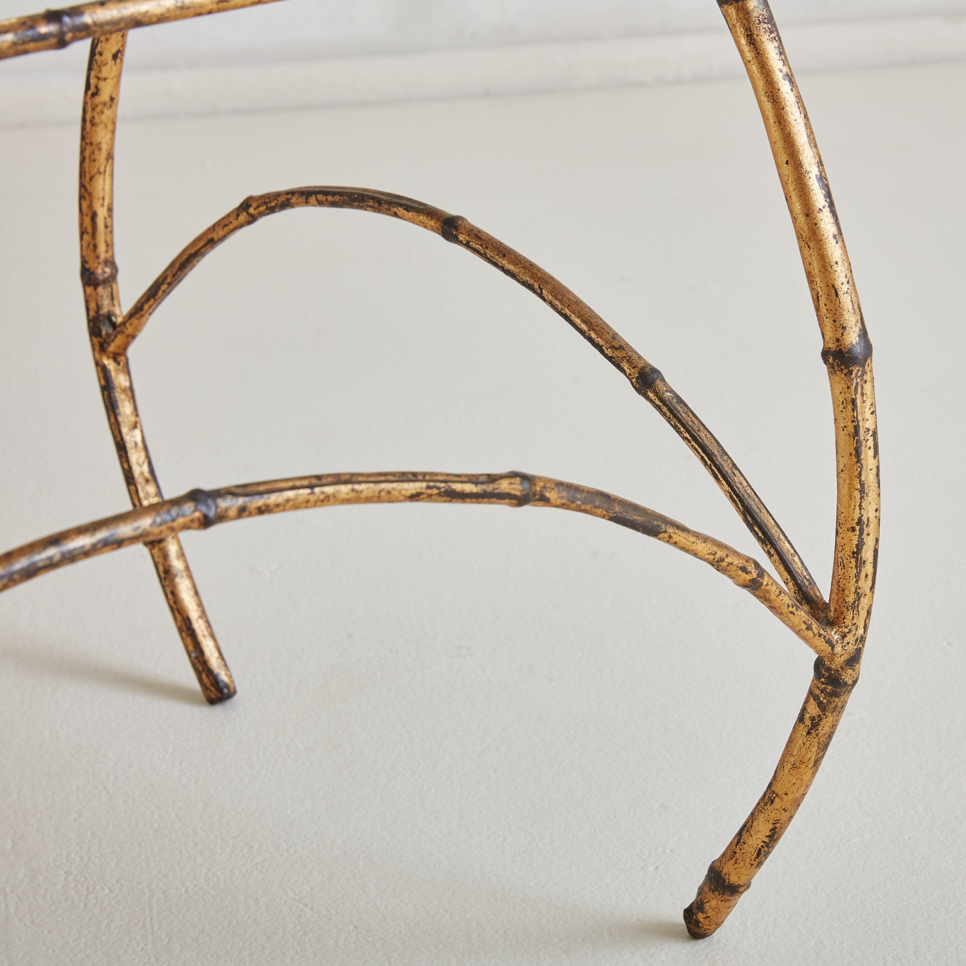 Français Table basse en laiton doré et verre, France, années 1940 en vente
