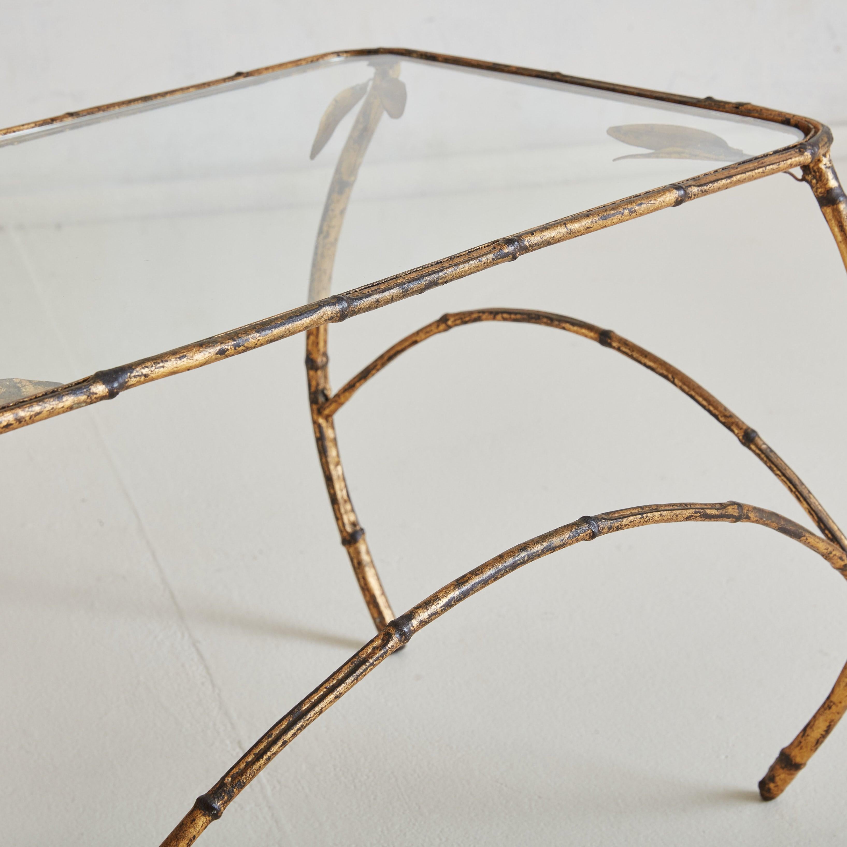 Table basse en laiton doré et verre, France, années 1940 Excellent état - En vente à Chicago, IL