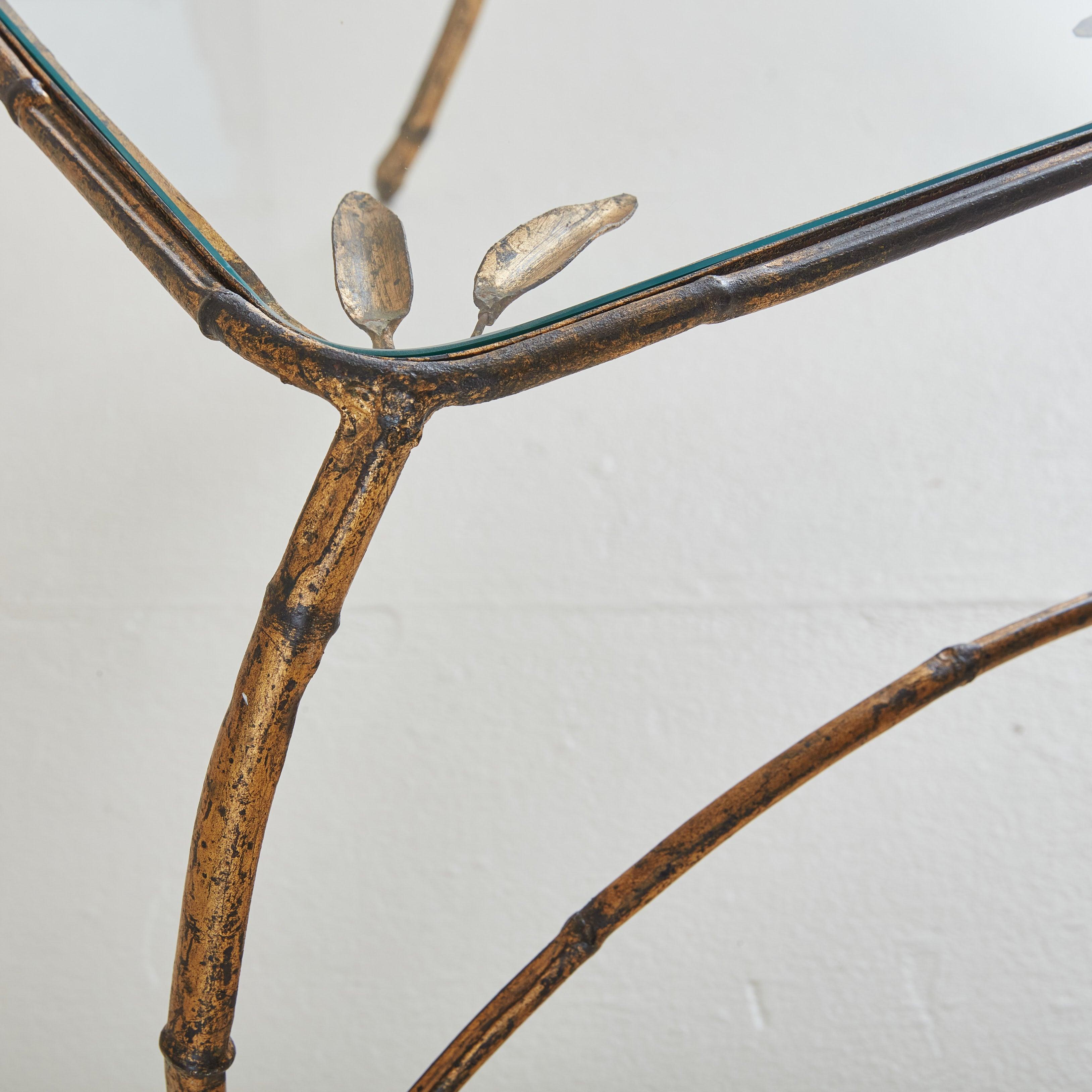 Table basse en laiton doré et verre, France, années 1940 en vente 1