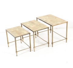 Tavoli da nido Hollywood Regency in ottone dorato con piani in alabastro, anni '70