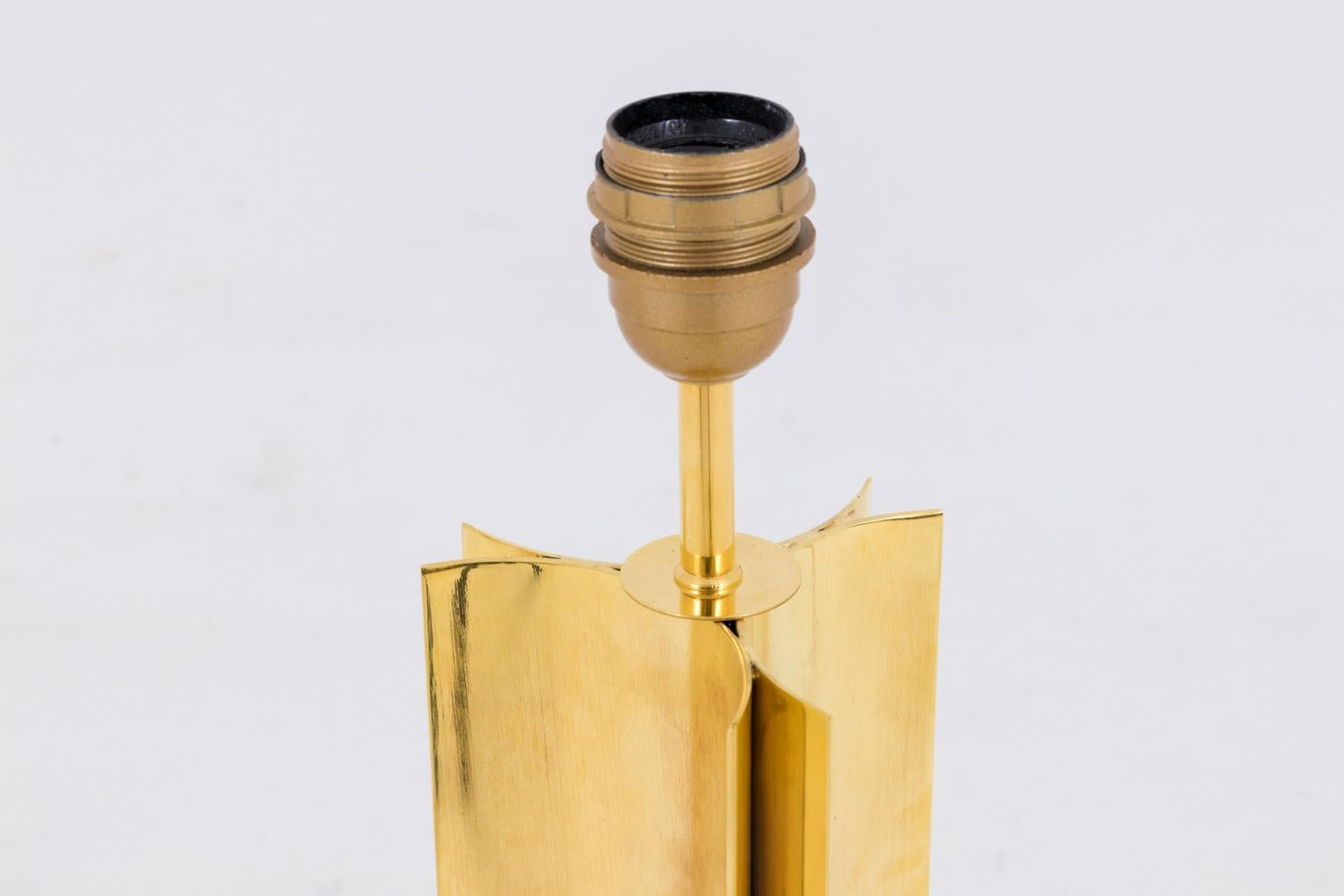 Lampe aus vergoldetem Messing mit geometrischem Schaft, 1970er Jahre (Vergoldet) im Angebot