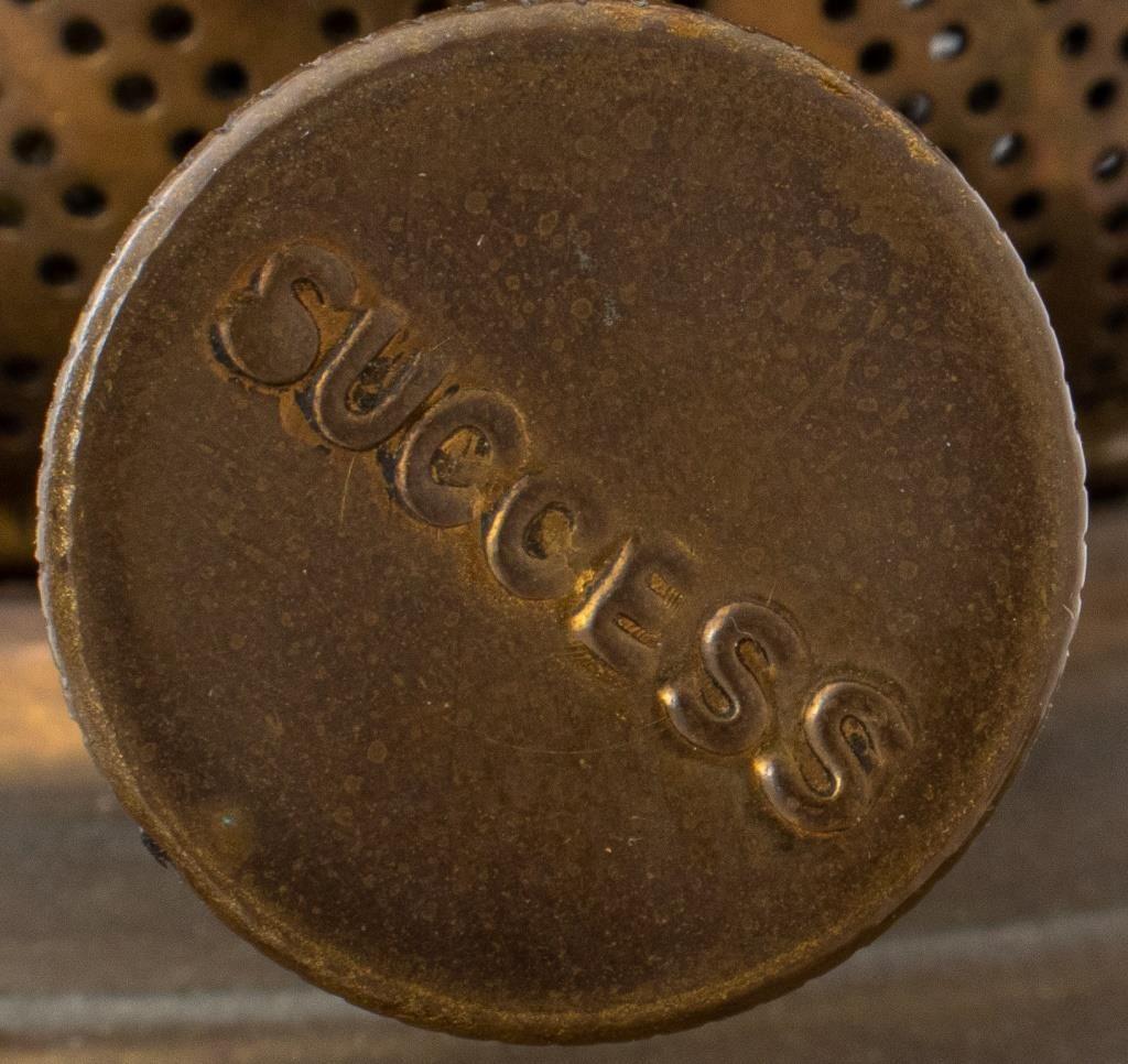 Lampe de table à huile ou à kérosène en verre pressé, montée sur laiton doré, américaine, vers 1900, par la Success Kersonese Lamp Co, marquée 