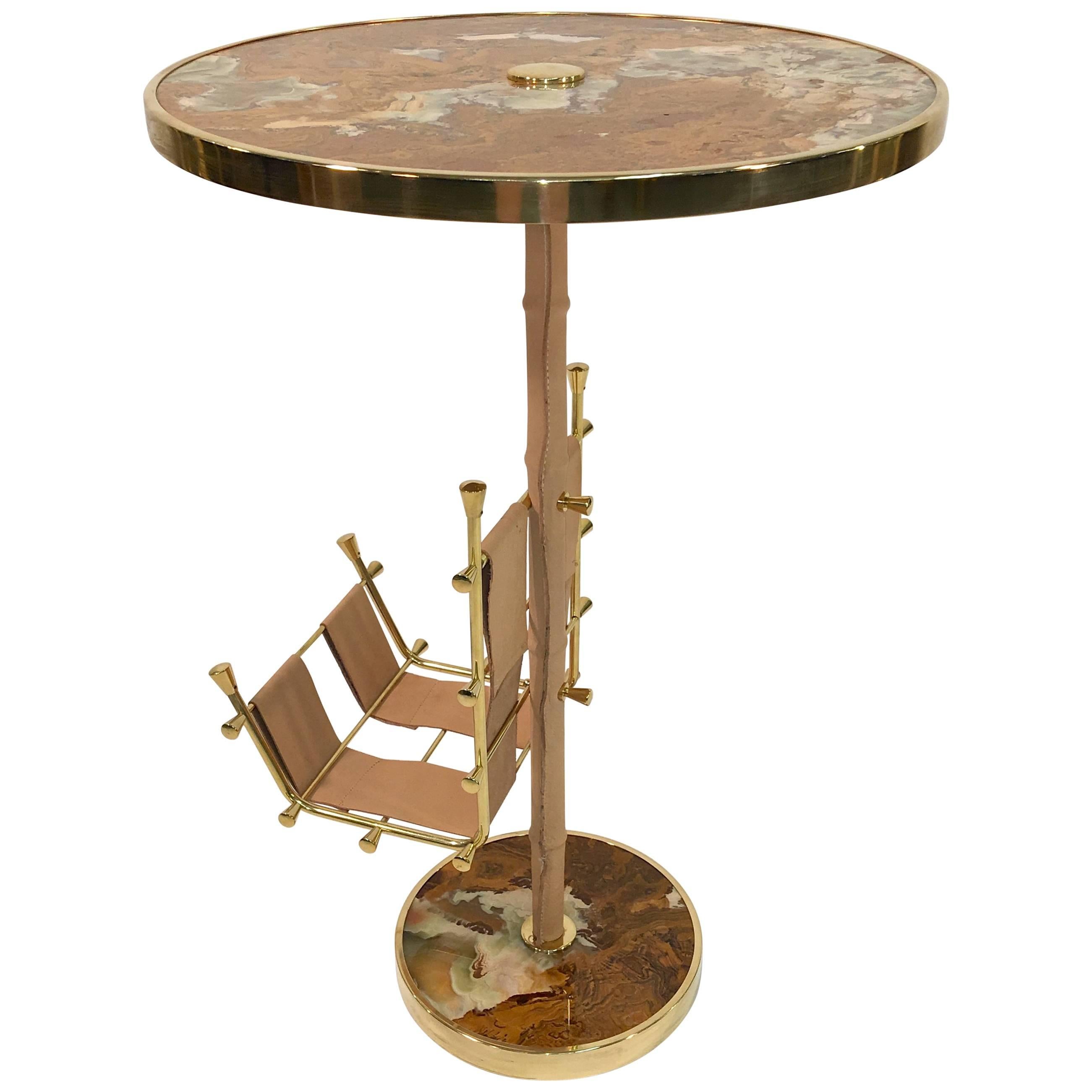 Table d'appoint en laiton doré, onyx et cuir cousu avec porte-revues en vente