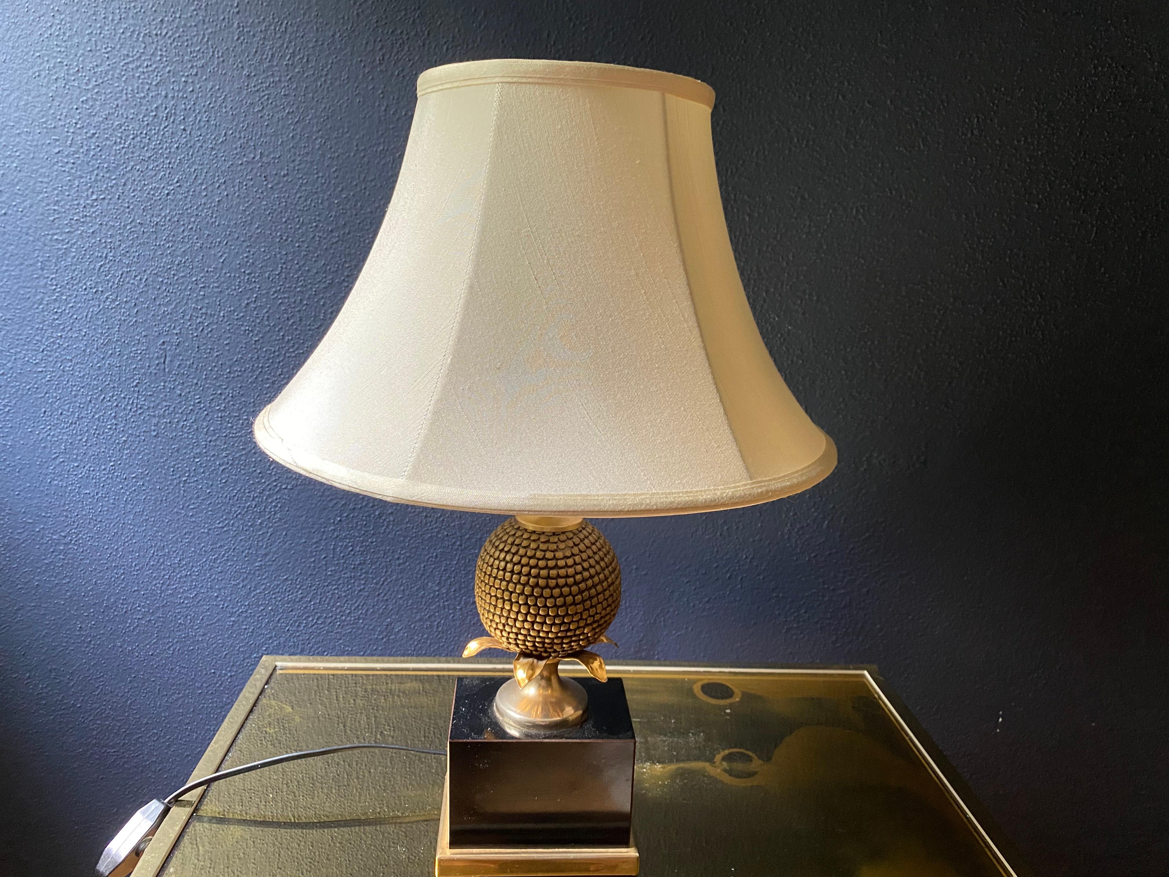 Hollywood Regency Gilt Brass Pineapple Table Lamp 1970s with Shade For Sale