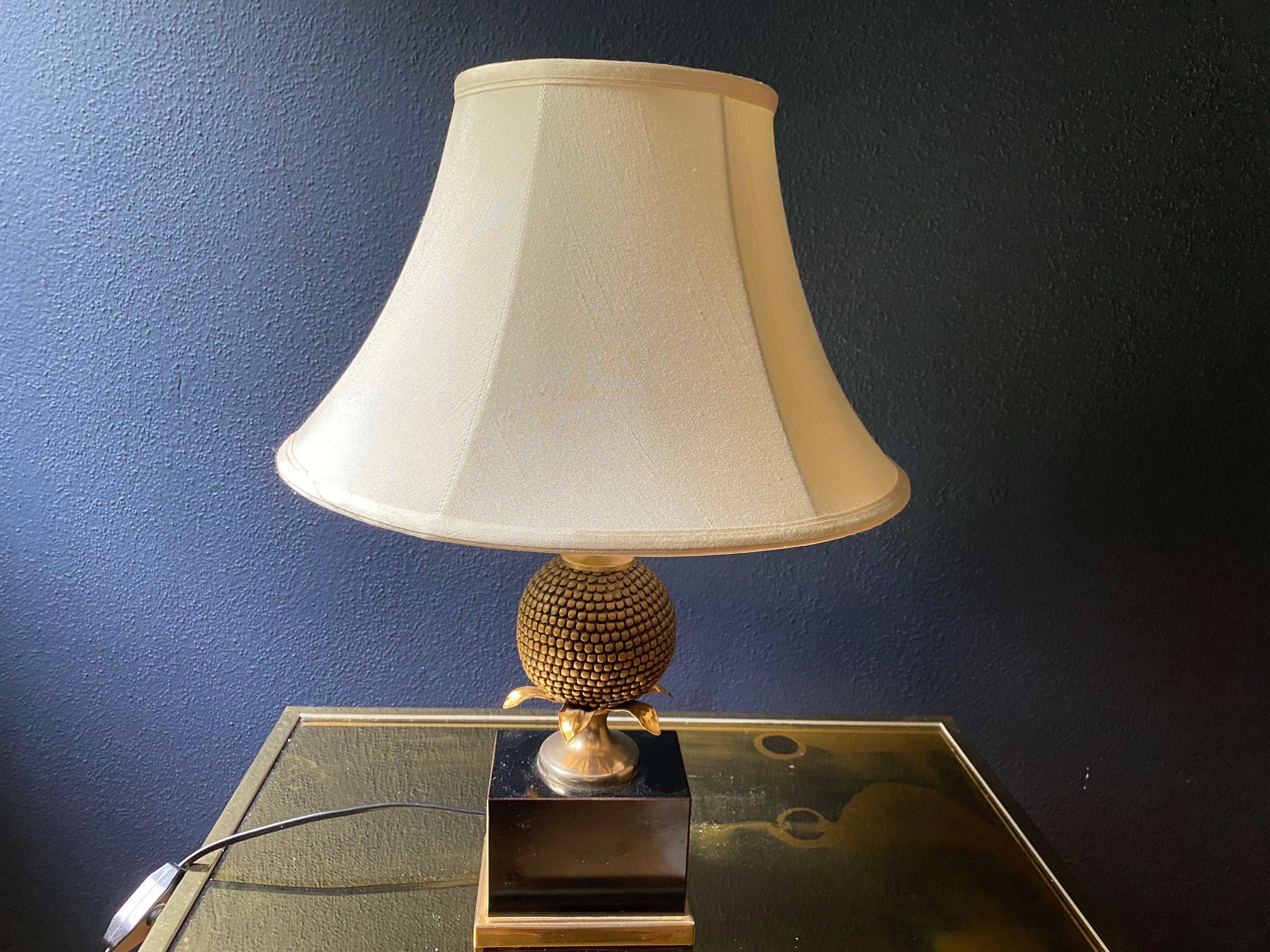 Late 20th Century Gilt Brass Pineapple Table Lamp 1970s with Shade For Sale