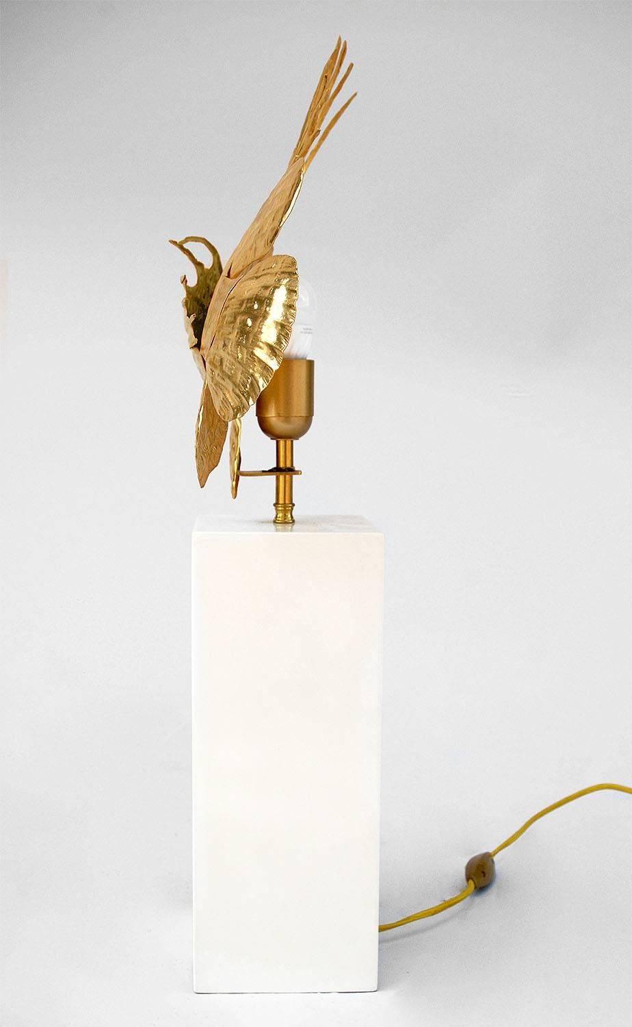 Lamp with a gilt brass sculpture in scorpion fish shape in the upper part standing on a square base.
Work done circa 1950. Unique item, new and functional electrical system.