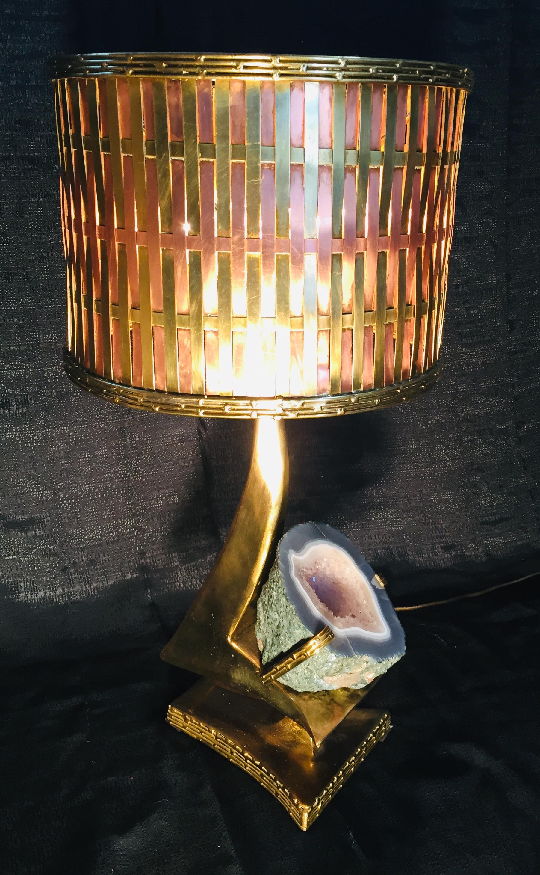 Lampe de bureau sculpture en laiton doré avec abat-jour en laiton à motif géométrique en quartz J.Duval Brasseur en vente 1