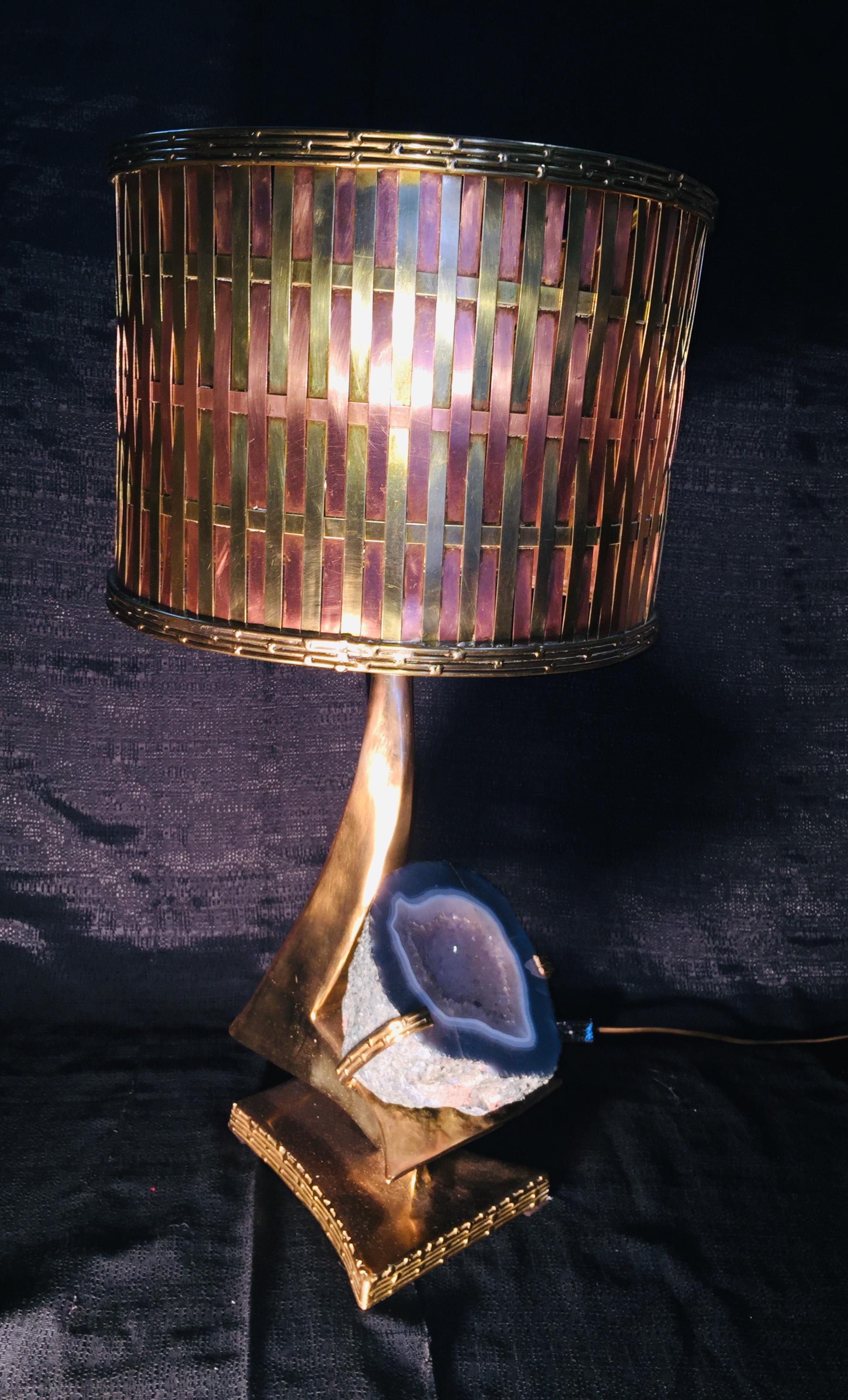 Lampe de bureau sculpture en laiton doré avec abat-jour en laiton à motif géométrique en quartz J.Duval Brasseur en vente 4