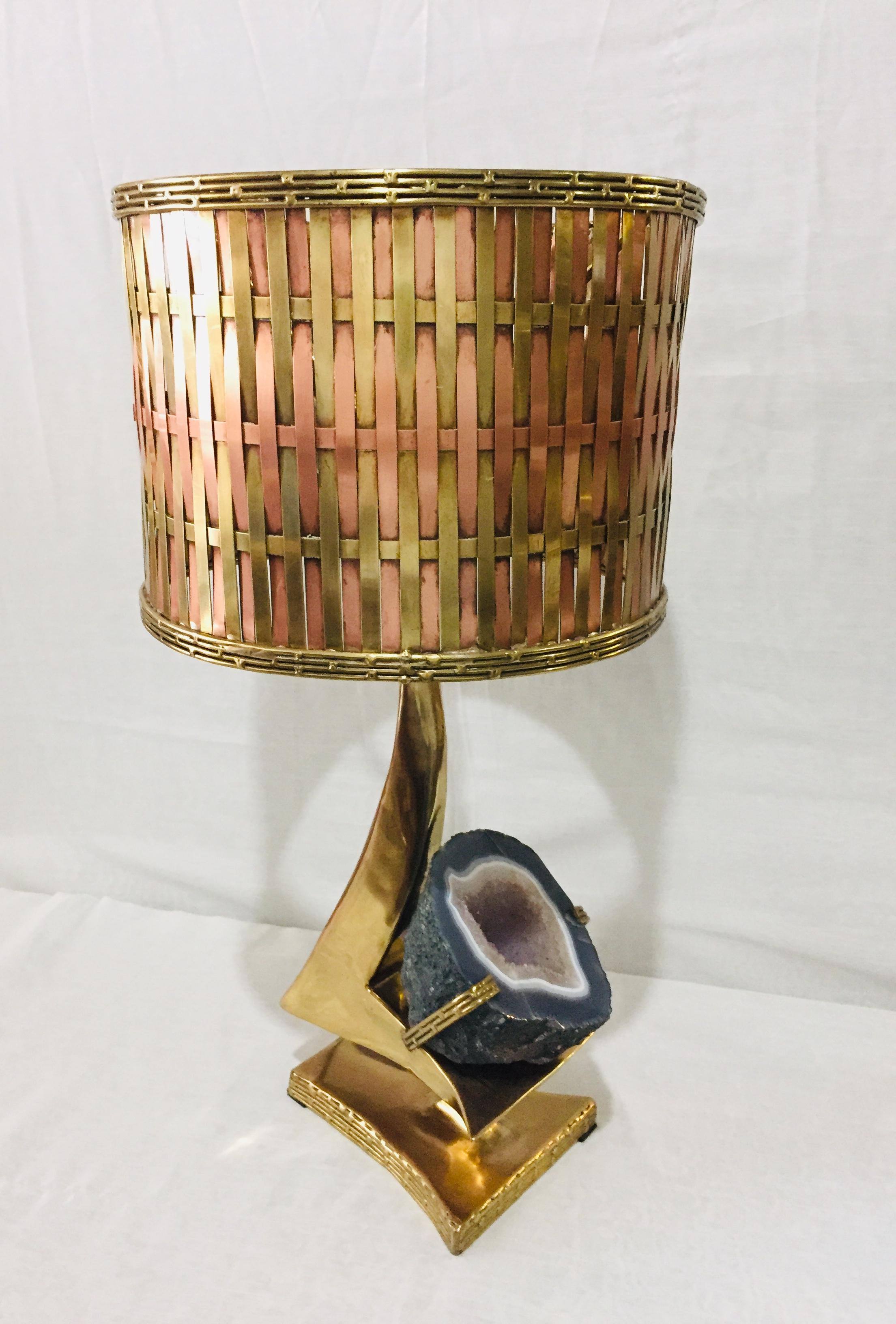 Sculpture table lamp in gilt brass and rose quartz l Geode, sculptor Jacques Duval Brasseur ( 1934 )
The lampshade is part of the sculpture as well in gilt brass, however these two pieces go a part .
Wired for US recently.