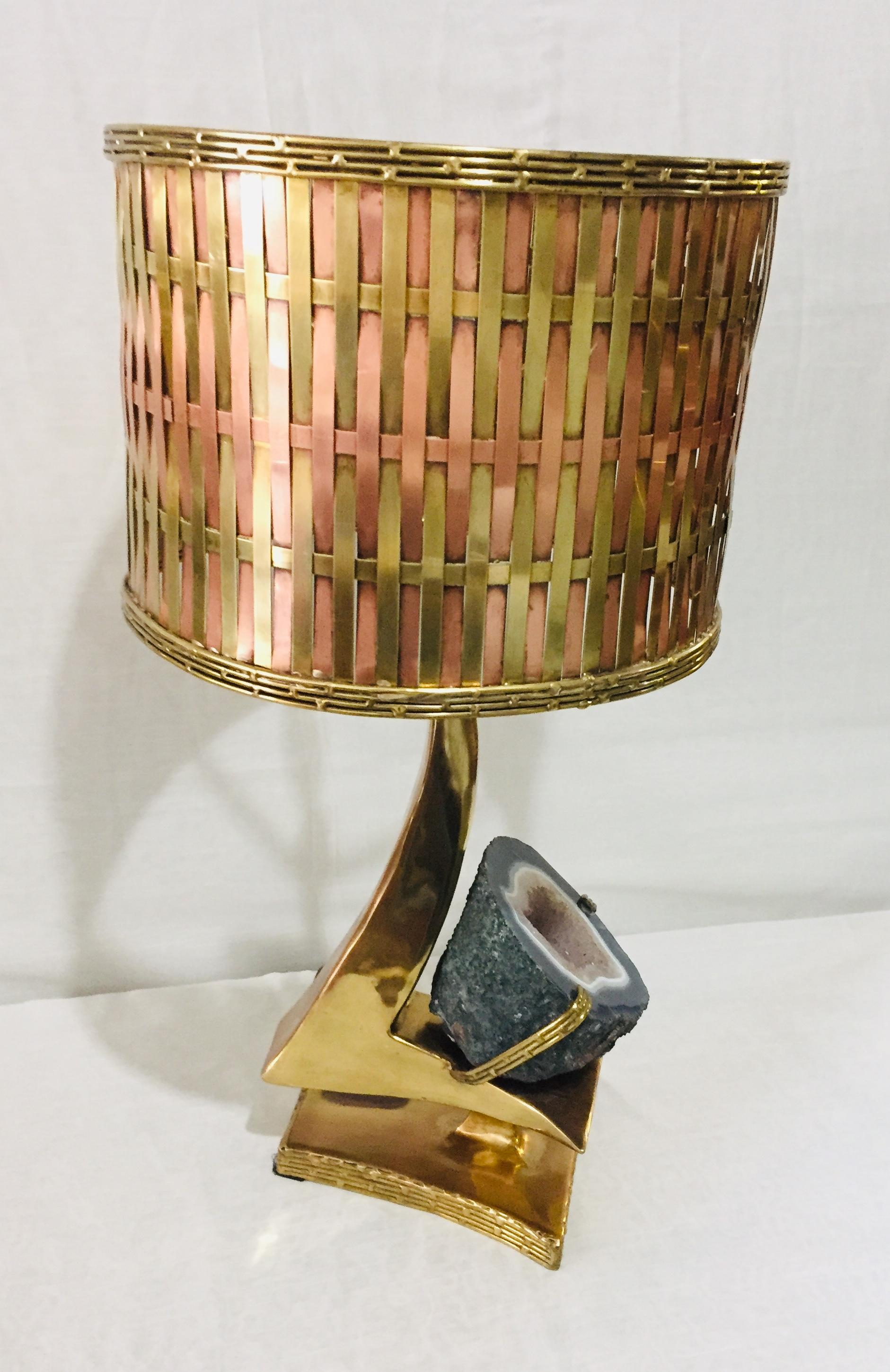 Mid-Century Modern Lampe de bureau sculpture en laiton doré avec abat-jour en laiton à motif géométrique en quartz J.Duval Brasseur en vente