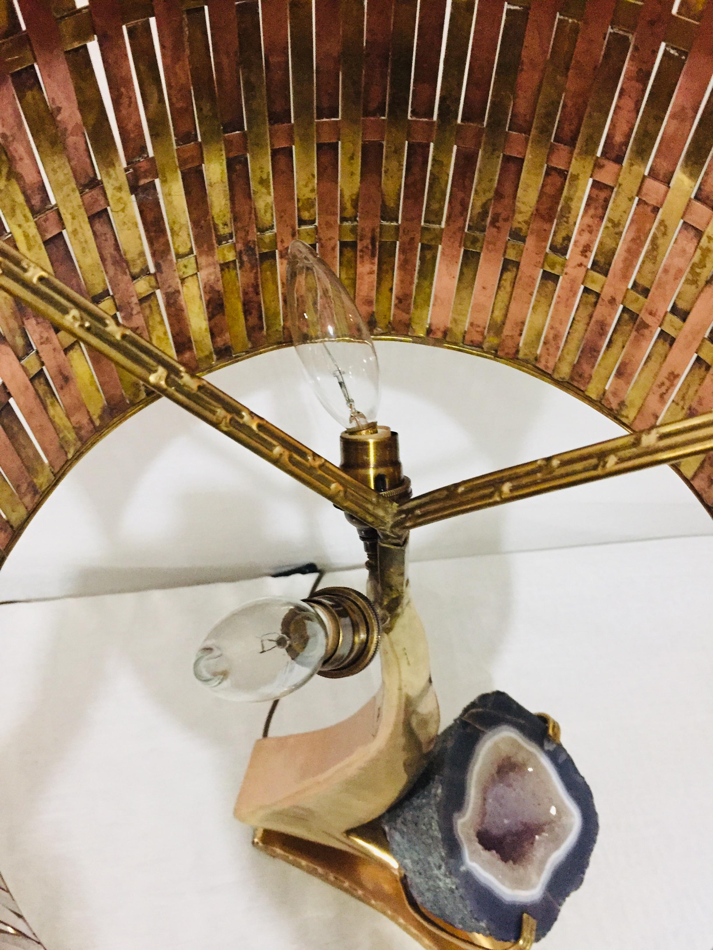 Français Lampe de bureau sculpture en laiton doré avec abat-jour en laiton à motif géométrique en quartz J.Duval Brasseur en vente