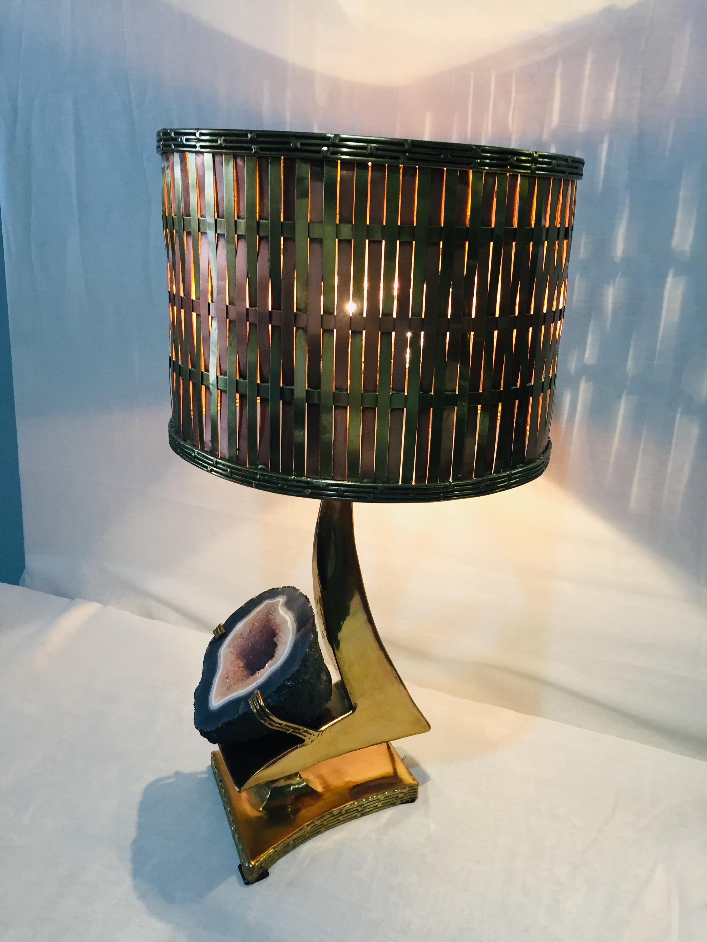 Lampe de bureau sculpture en laiton doré avec abat-jour en laiton à motif géométrique en quartz J.Duval Brasseur Excellent état - En vente à Miami, FL