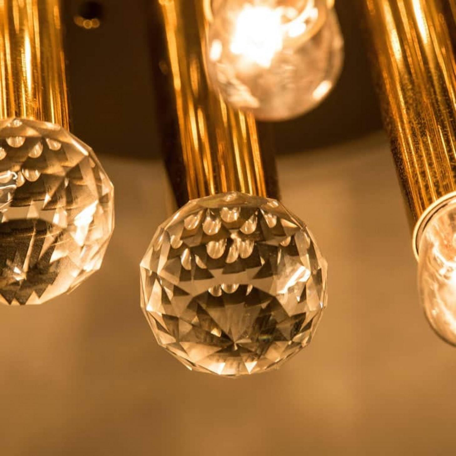 Questo set di alta qualità è stato prodotto da Ernst Palme nella tedesca Westheim durante gli anni '60. Il set ha bracci in ottone dorato con grandi sfere Swarovski. Le sfere Swarovski in cristallo al piombo, tagliate a mano, riflettono diversi