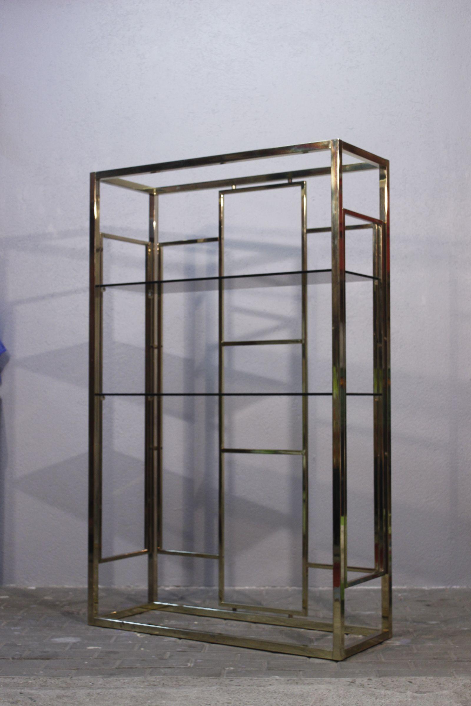 Estantería de latón dorado y cristal ahumado de Renato Zevi, Italia Años 70 Posmoderno en venta