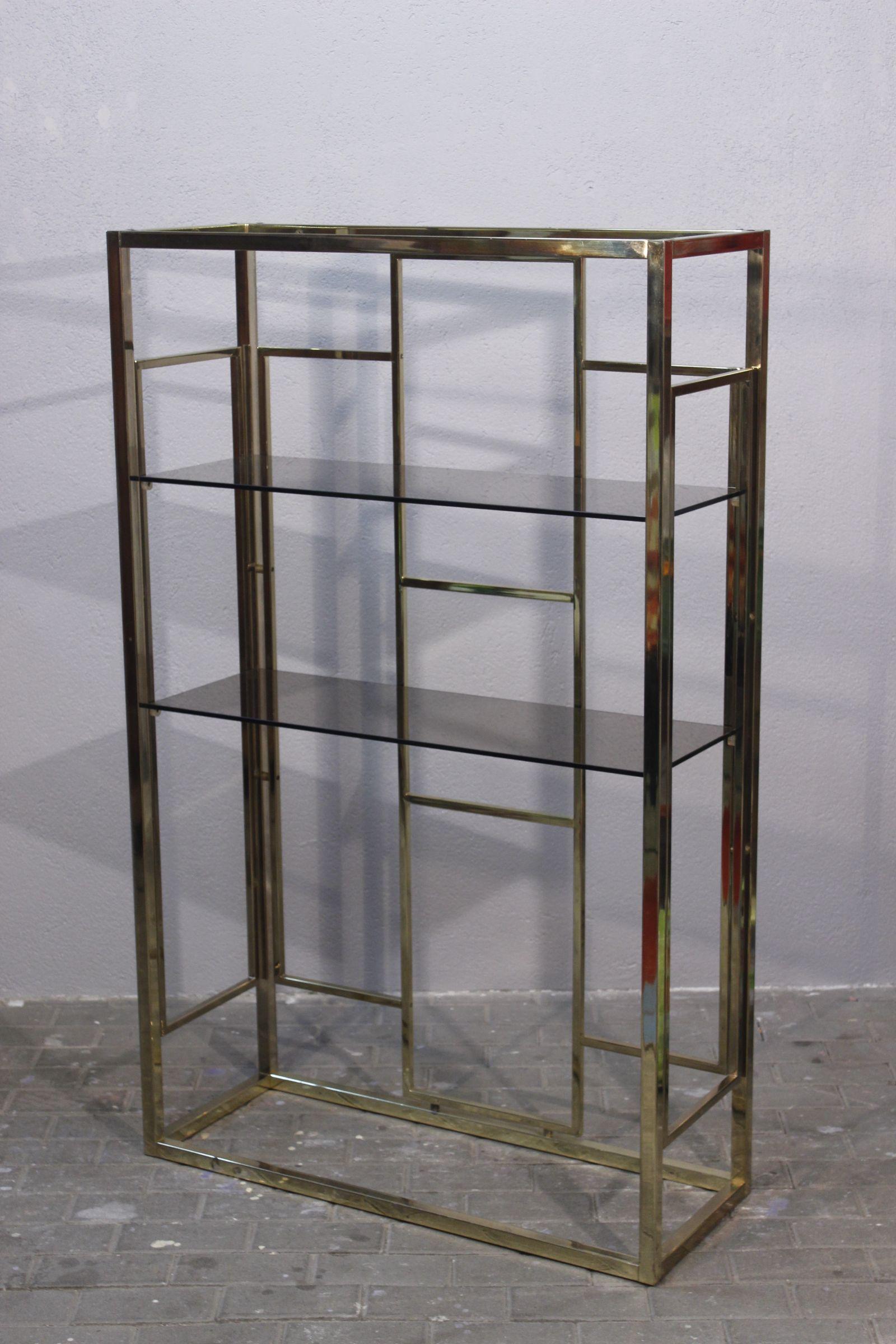Estantería de latón dorado y cristal ahumado de Renato Zevi, Italia Años 70 Italiano en venta